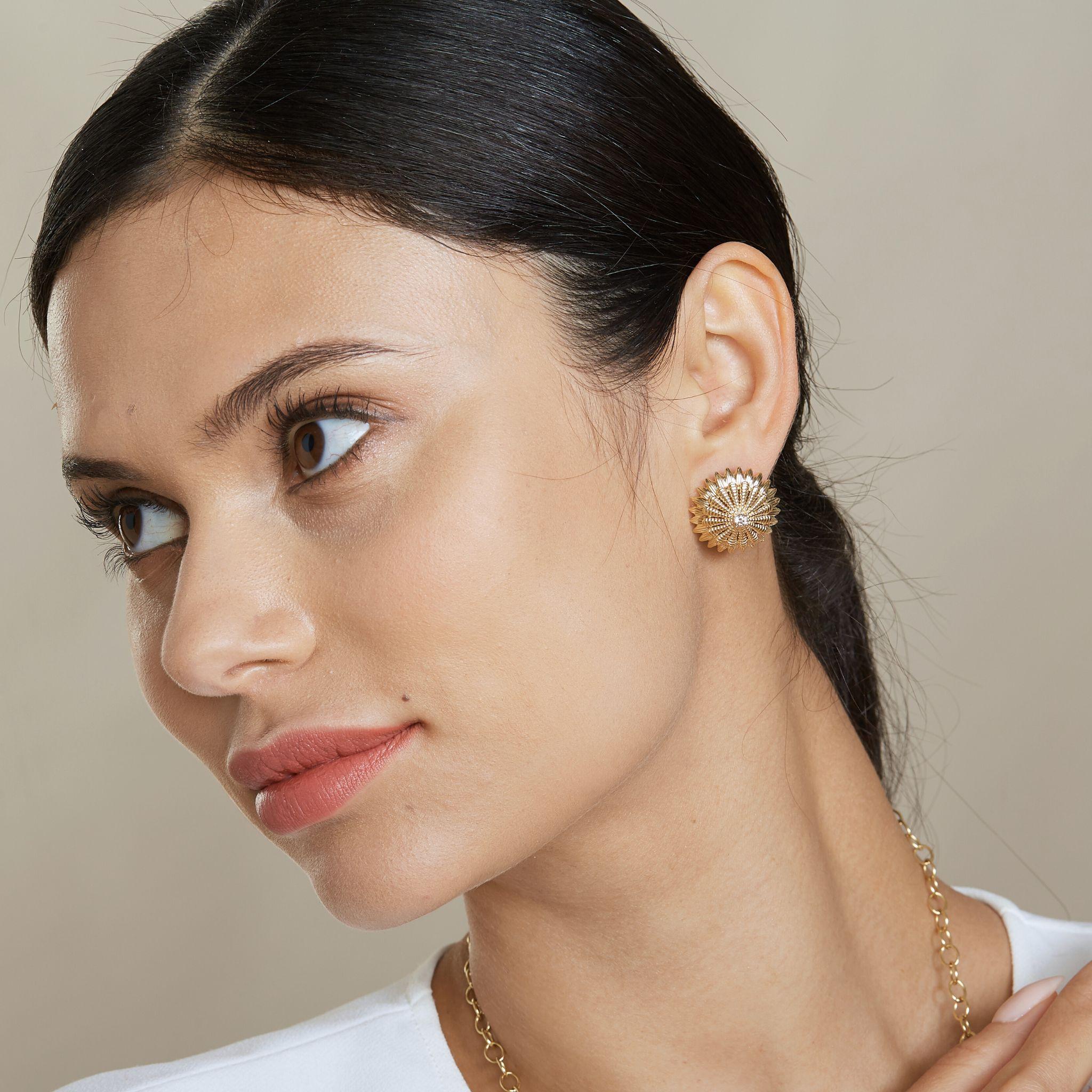 Contemporain Boucles d'oreilles Syna en or jaune avec diamants en vente