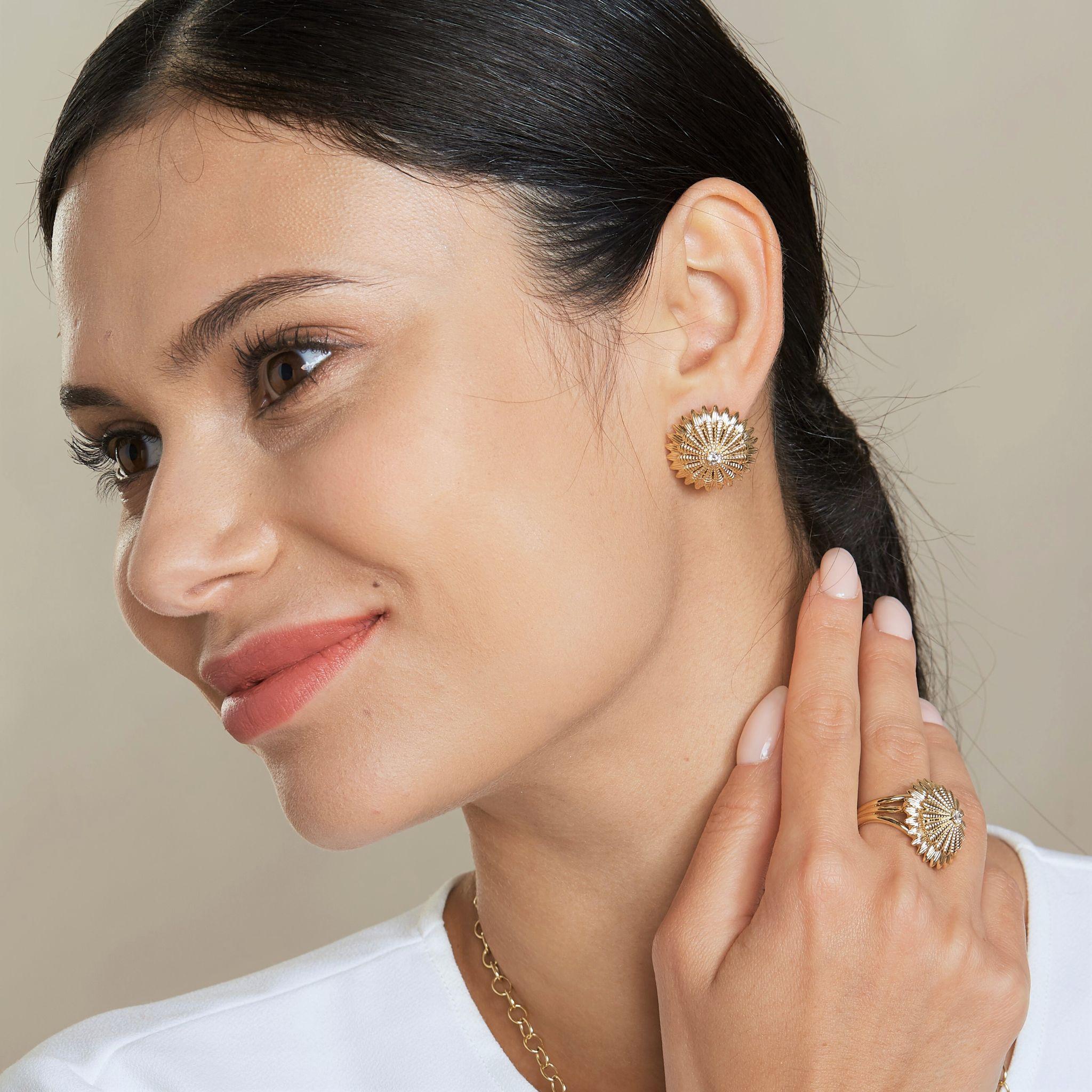Taille ronde Boucles d'oreilles Syna en or jaune avec diamants en vente