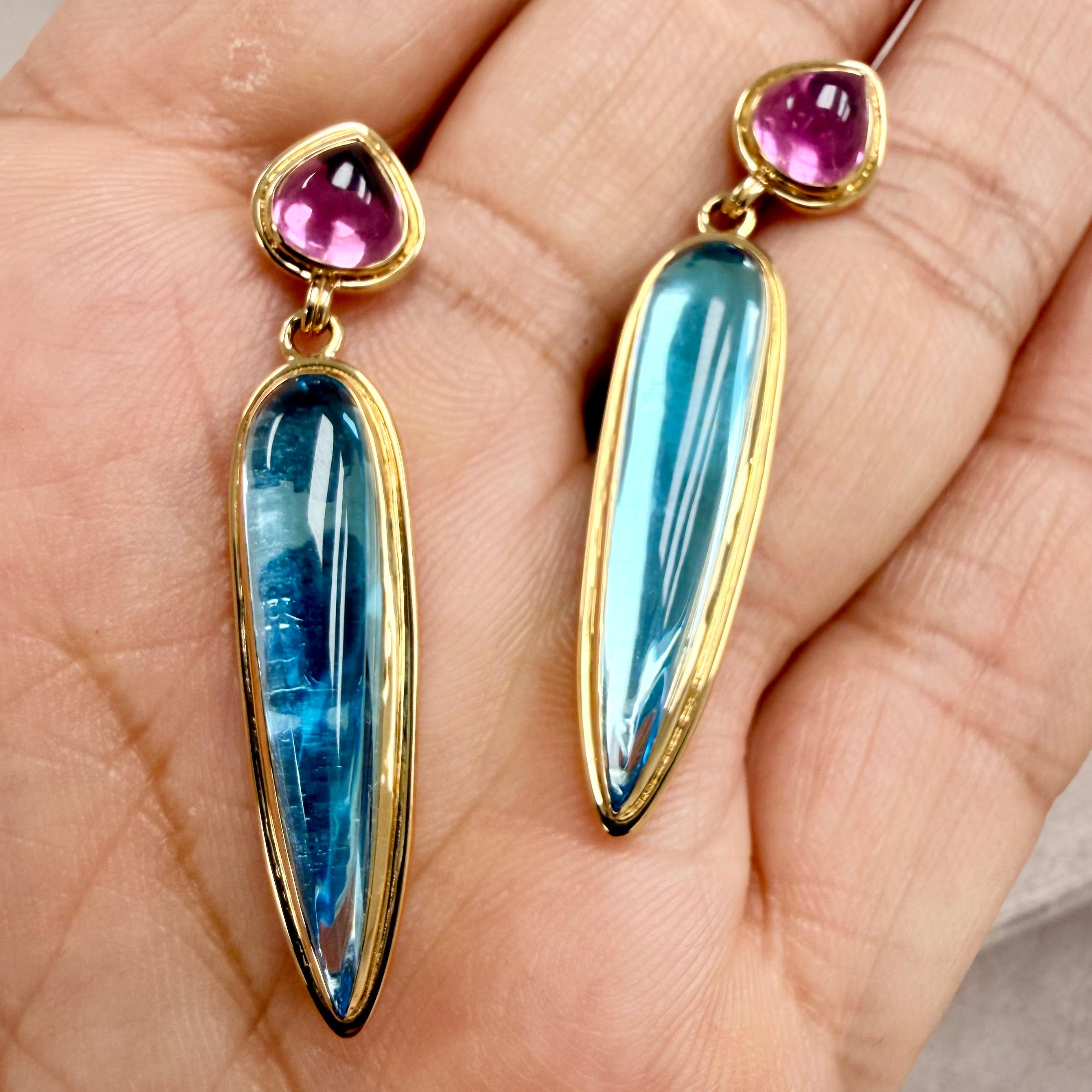 Creato in oro giallo 18 carati
Tormalina rosa 2 carati circa.
Topazio blu 16.50 carati circa.
Perni da 18kyg per orecchie forate


Informazioni sui designer

Traendo ispirazione dalle piccole cose, Dharmesh & Namrata Kothari hanno creato una