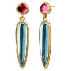 Orecchini Syna in oro giallo con tormalina rosa e topazio blu