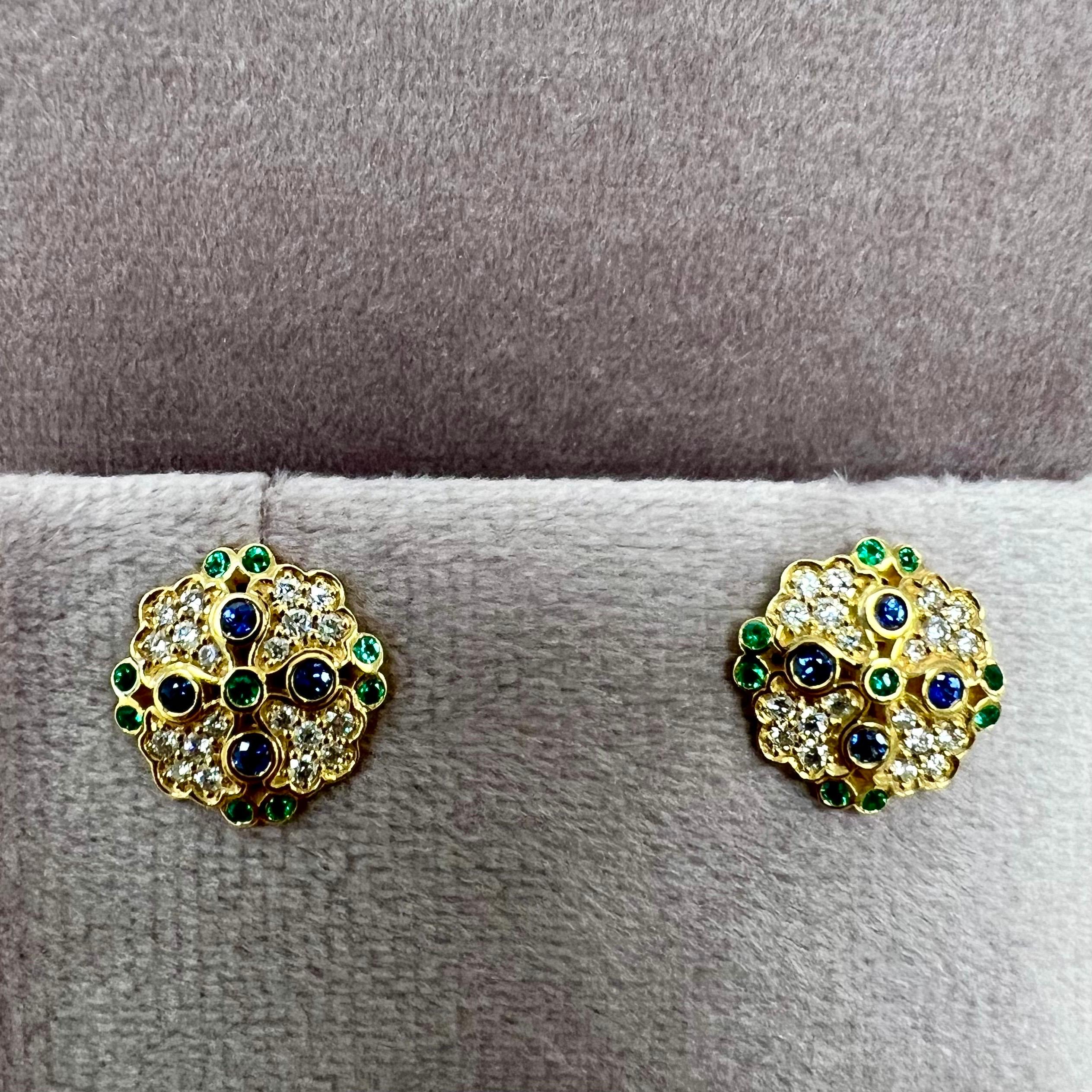 Hergestellt aus 18 Karat Gelbgold
Smaragde ca. 0.15 Karat.
Blauer Saphir, ca. 0,25 Karat.
Diamanten ca. 0.45 Karat.
Post Backs für durchstochene Ohren
Limitierte Auflage

Diese exquisit aus 18 Karat Gelbgold gefertigten Ohrringe in limitierter