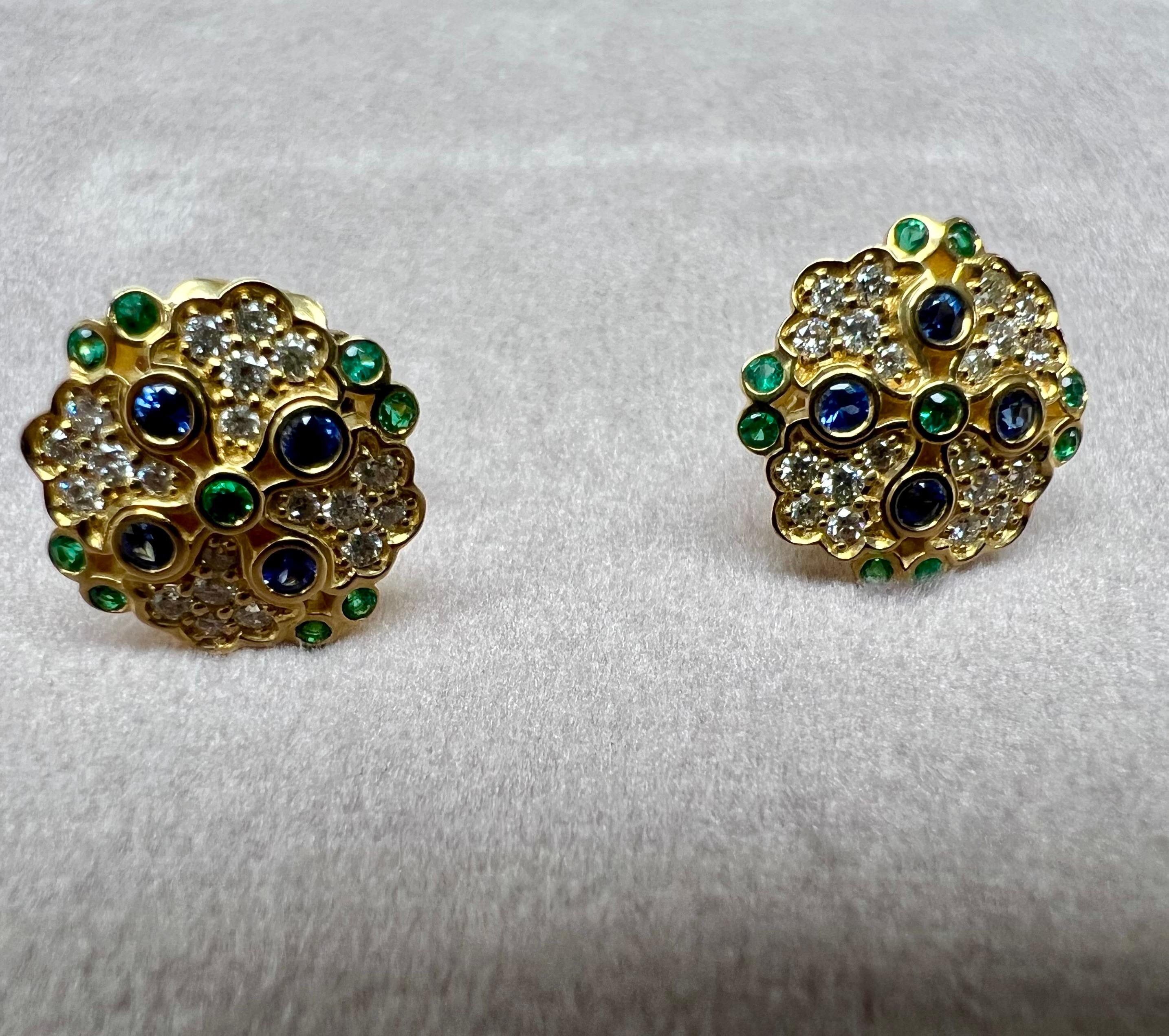 Syna Ohrringe aus Gelbgold mit Smaragd und blauem Saphir und Diamanten (Zeitgenössisch)