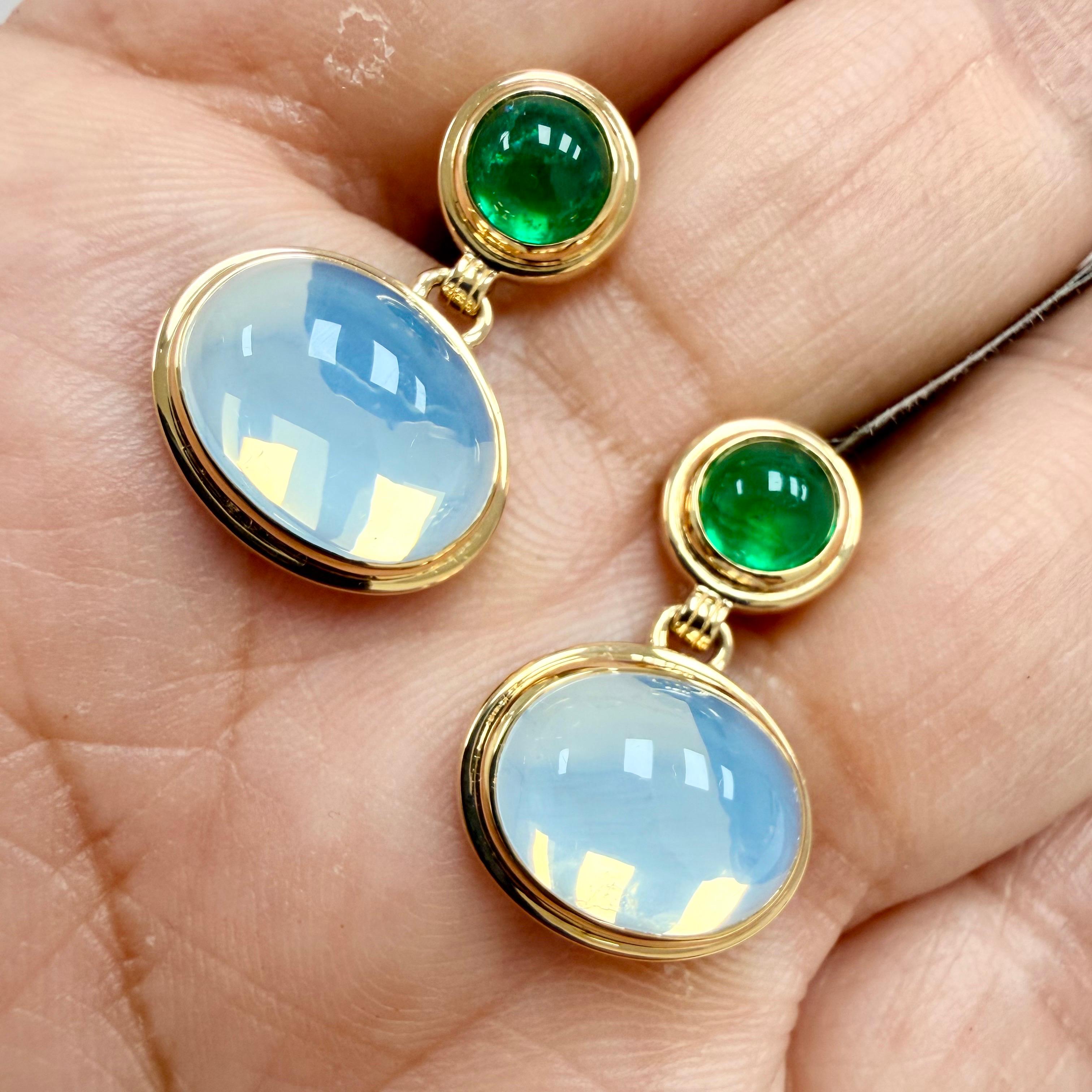 Hergestellt aus 18 Karat Gelbgold
Smaragde ca. 2 Karat.
Mondquarz ca. 11.50 Karat.
18kyg Post Backs für durchbohrte Ohren
Limitierte Auflage




Über die Designer

Dharmesh & Namrata Kothari haben sich von kleinen Dingen inspirieren lassen und eine