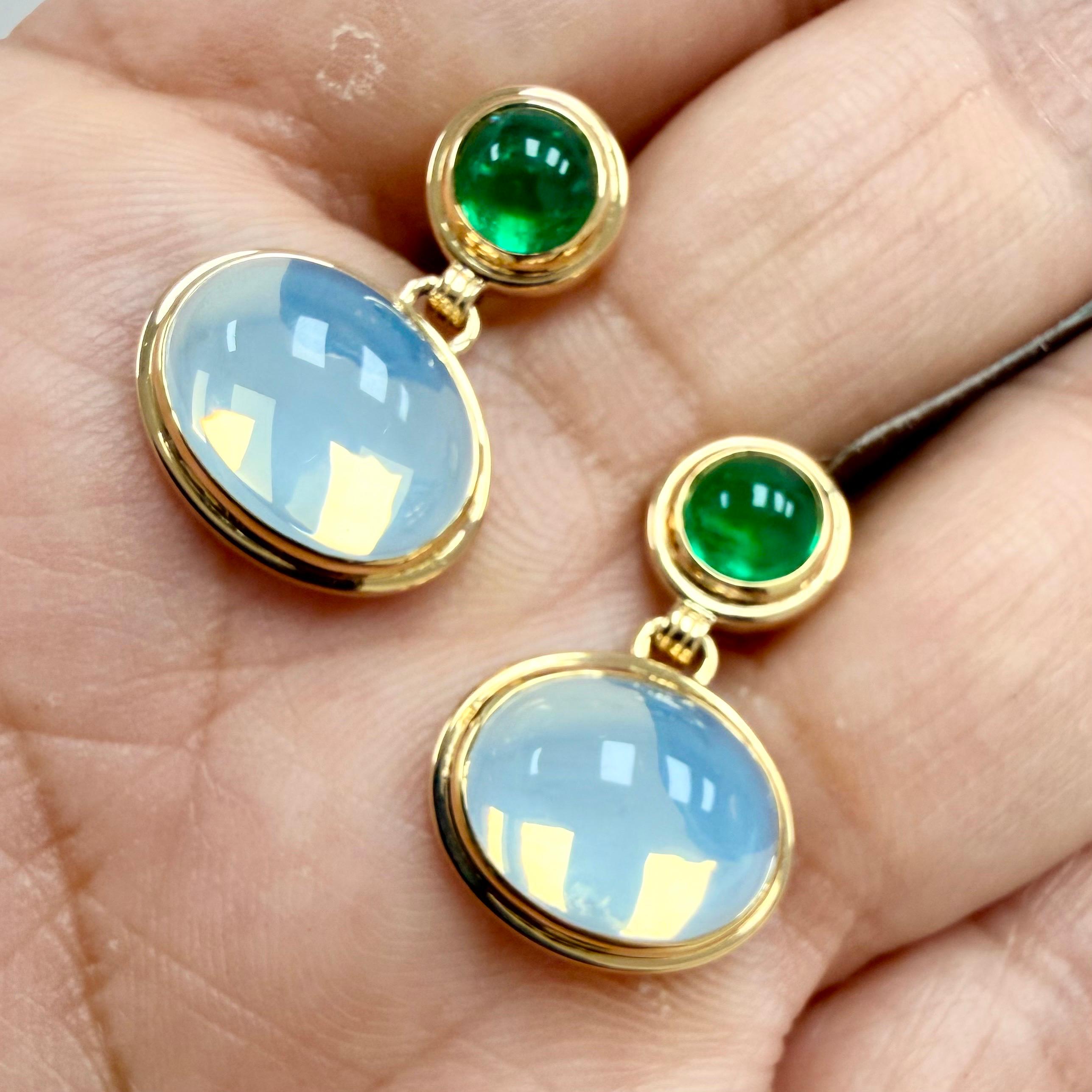 Syna Gelbgold Ohrringe mit Smaragd und Mondquarz (Rundschliff) im Angebot