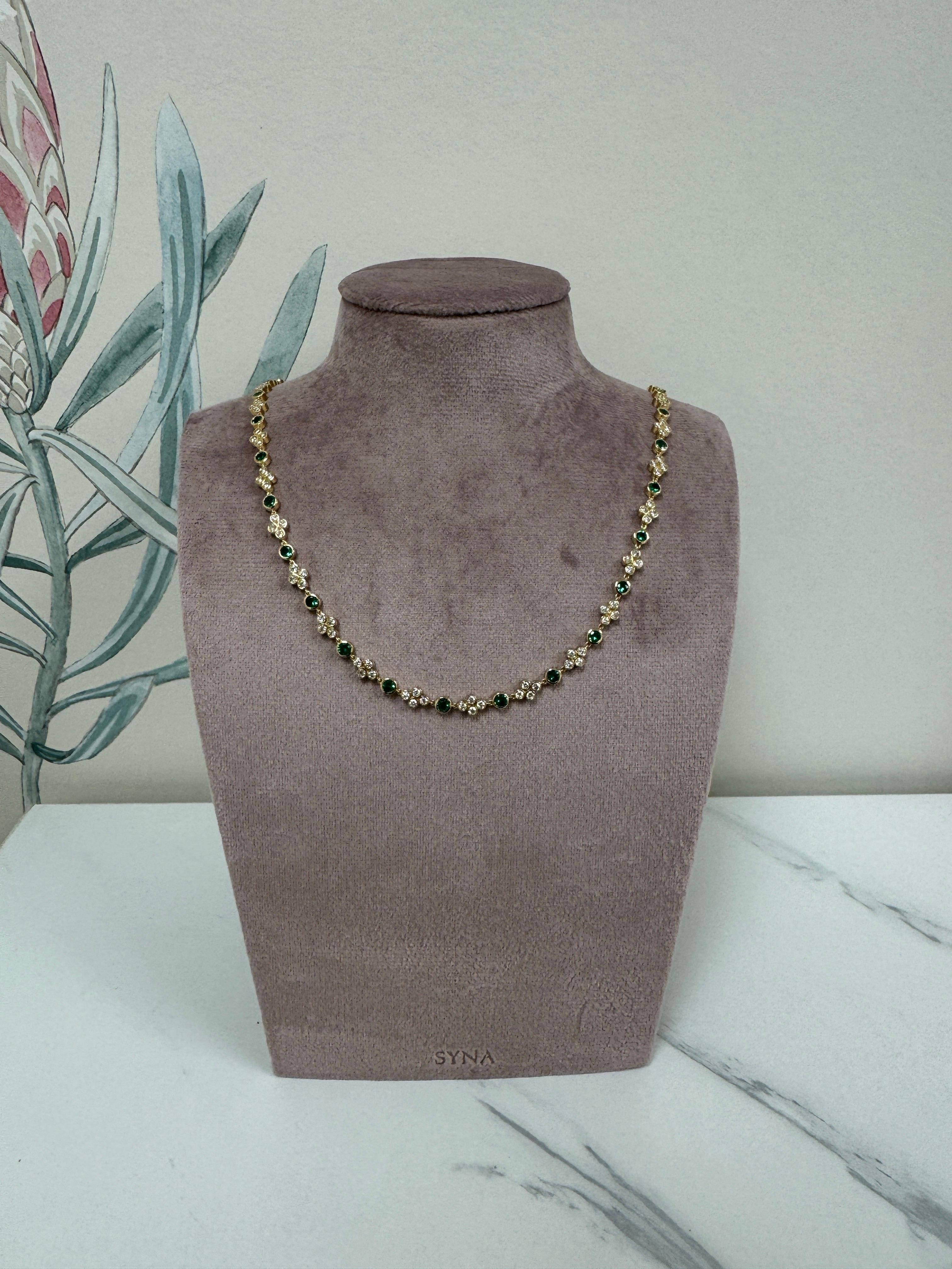 Hergestellt aus 18 Karat Gelbgold 
Smaragde ca. 3,50 Karat.
Diamanten ca. 3 Karat.
18 Zoll, einstellbar
Hummerschloss


Über die Designer ~ Dharmesh & Namrata

Dharmesh & Namrata Kothari haben sich von kleinen Dingen inspirieren lassen und eine