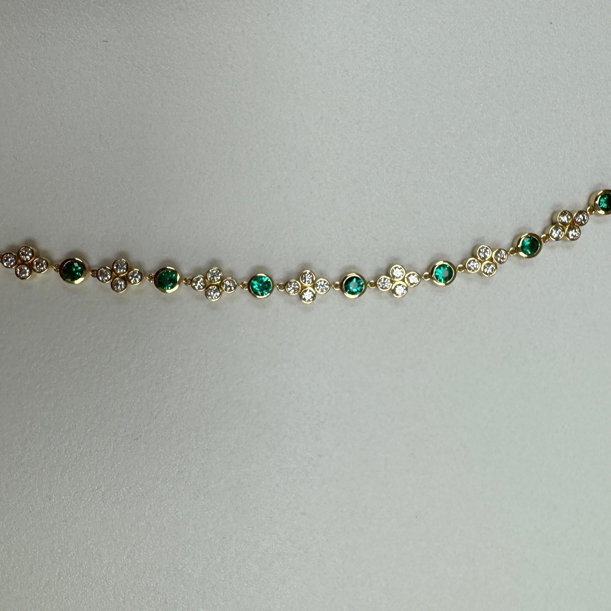 Syna Blumenhalskette aus Gelbgold mit Smaragden und Diamanten (Zeitgenössisch) im Angebot