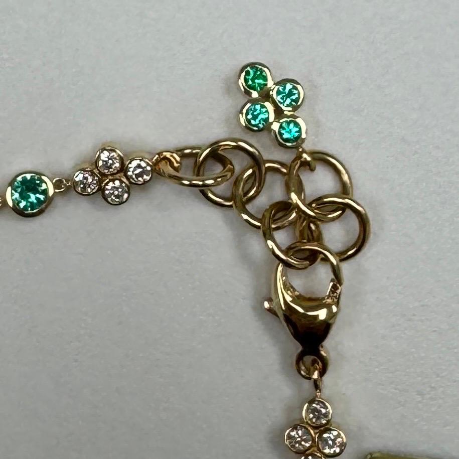 Syna Blumenhalskette aus Gelbgold mit Smaragden und Diamanten (Rundschliff) im Angebot