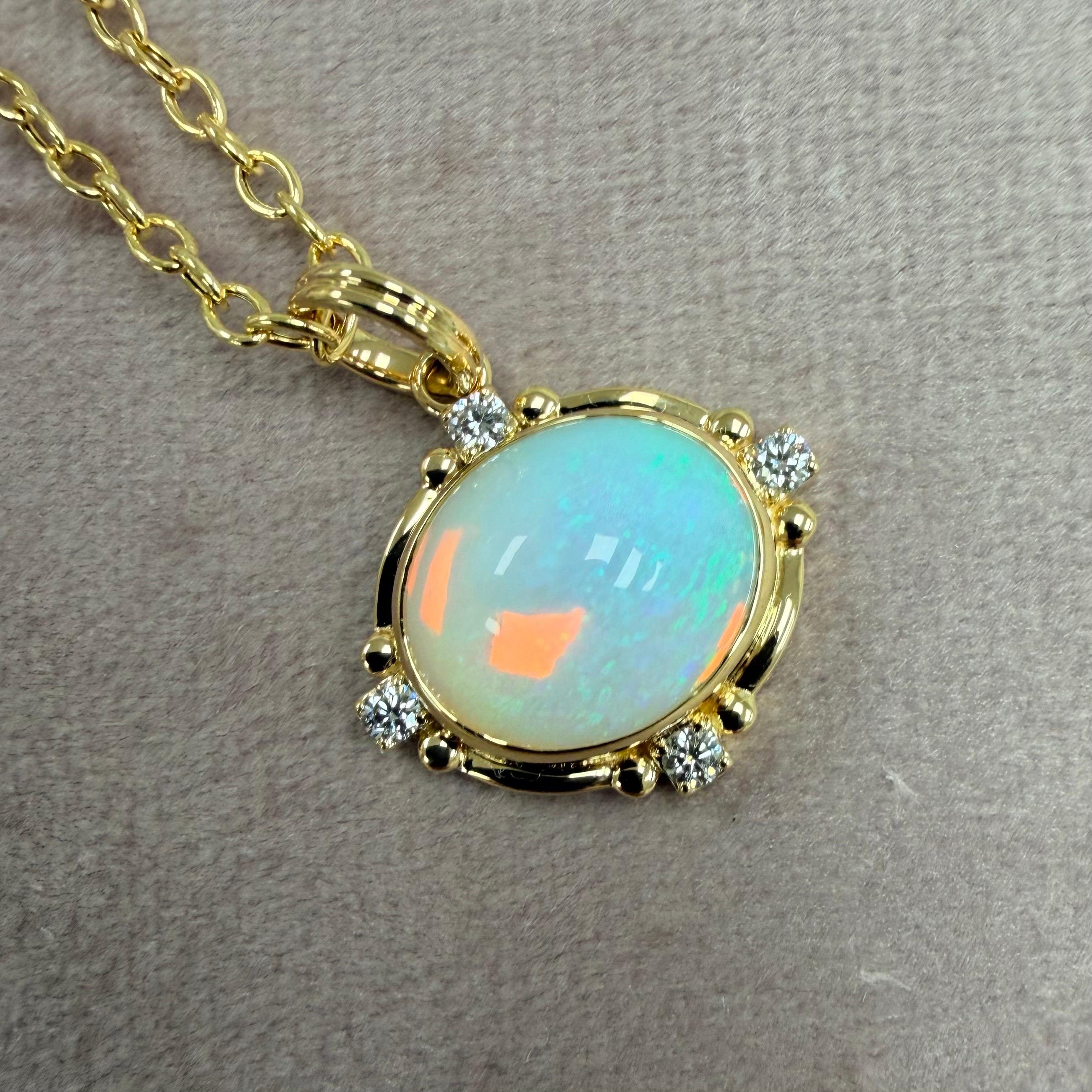 Contemporain Pendentif Syna en or jaune et opale d'Éthiopie avec diamants en vente