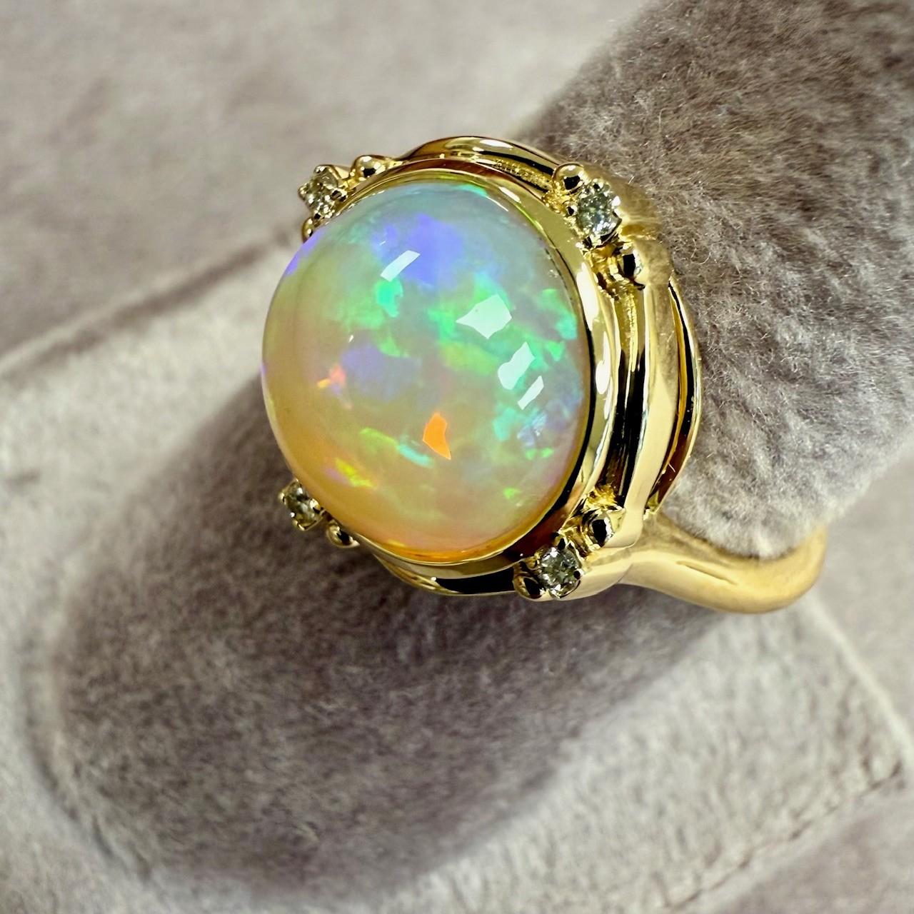 Contemporain Syna Bague d'opale éthiopienne en or jaune avec diamants en vente