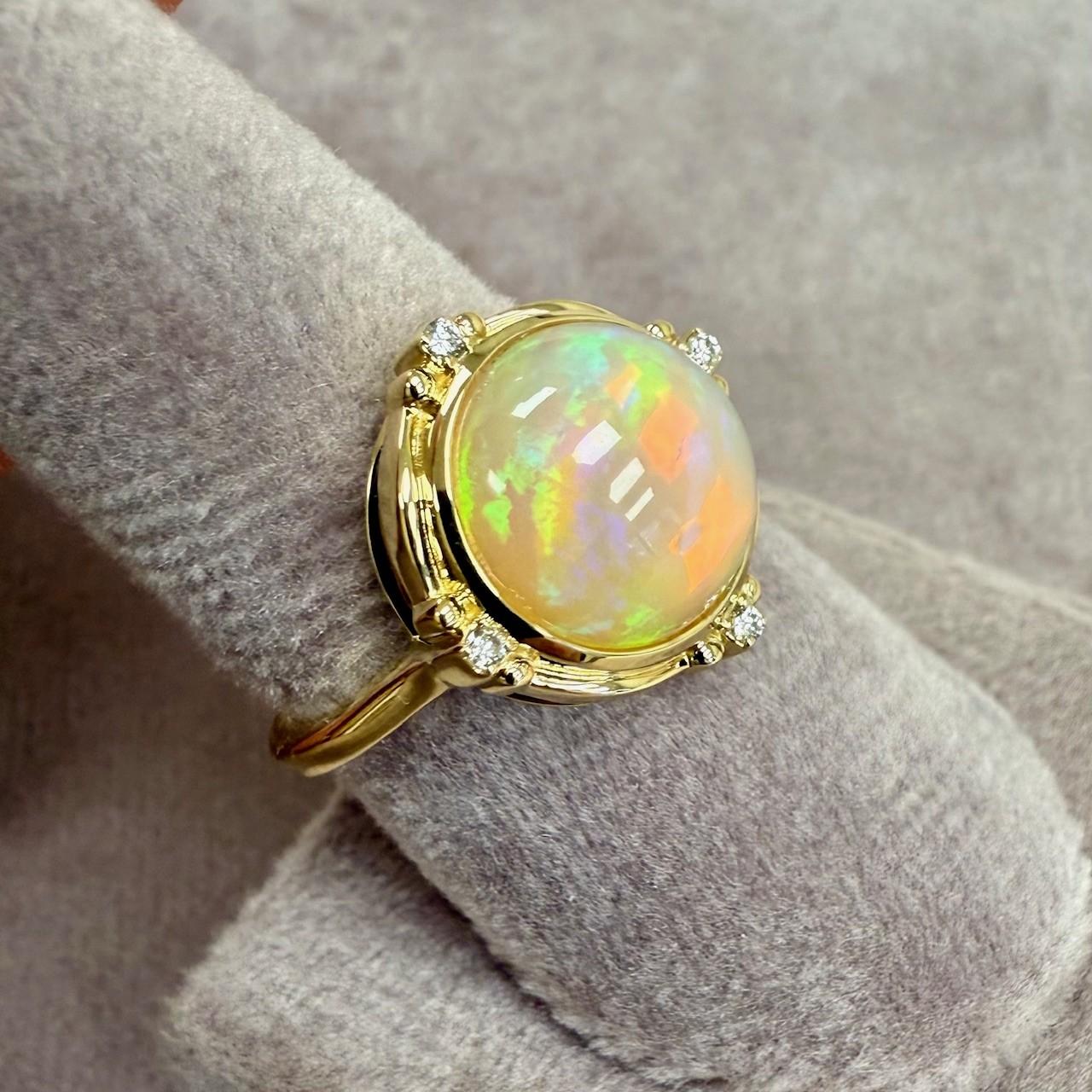 Taille ronde Syna Bague d'opale éthiopienne en or jaune avec diamants en vente