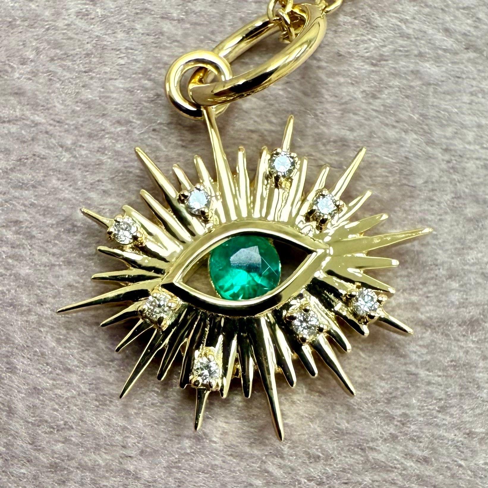 Creato in oro giallo 18 carati
Occhio di smeraldo
Diamanti 0.10 carati circa.
Catena venduta separatamente 




Informazioni sui designer ~ Dharmesh & Namrata

Traendo ispirazione dalle piccole cose, Dharmesh & Namrata Kothari hanno creato una