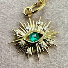 Colgante amuleto de mal de ojo de oro amarillo Syna con esmeralda y diamantes