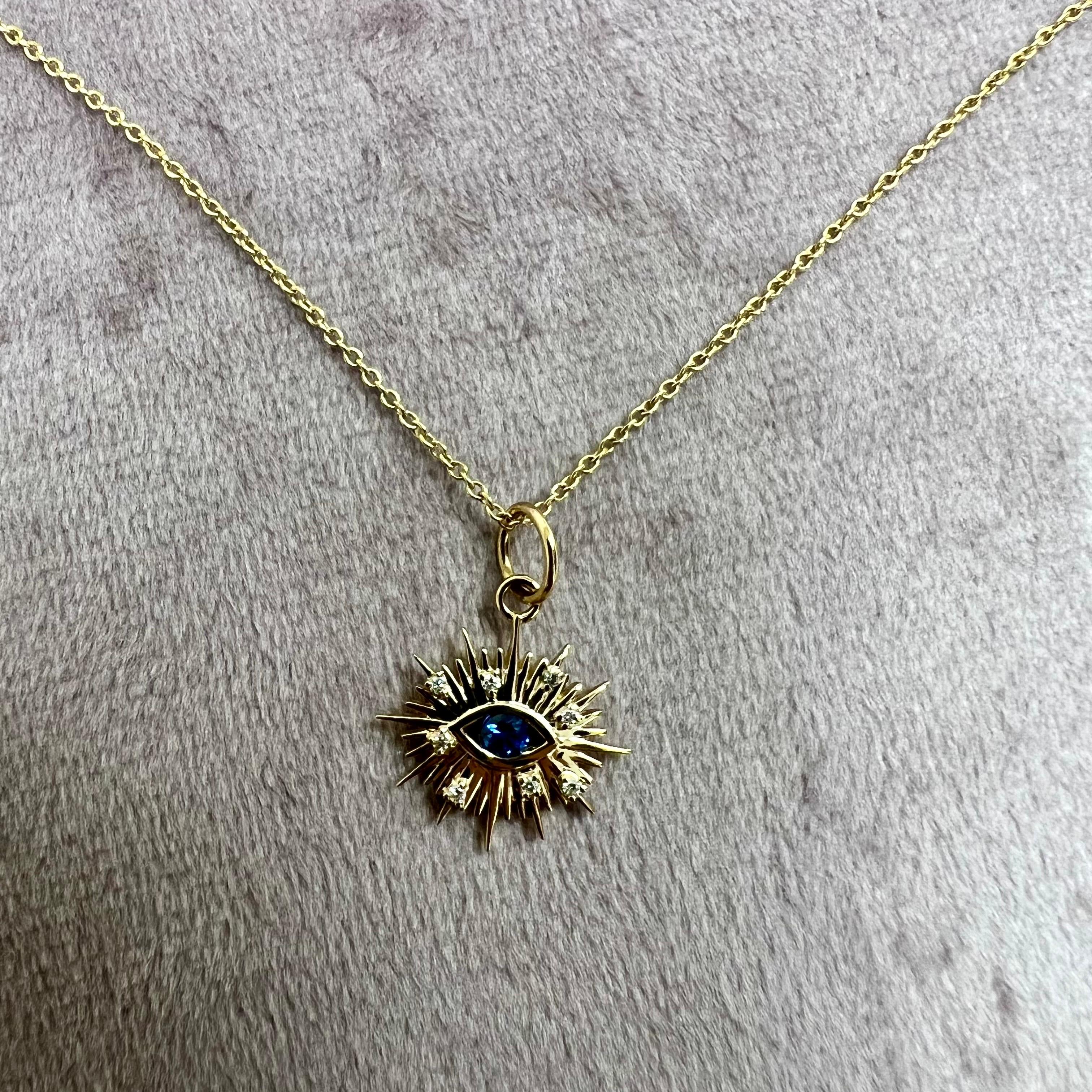 Hergestellt aus 18 Karat Gelbgold
Blauer Saphir, ca. 0.08 Karat.
Diamanten ca. 0.03 Karat.
Kette separat erhältlich 

Dieser Anhänger aus 18-karätigem Gelbgold ist mit einem blauen Saphir von ca. 0,08 Karat und funkelnden Diamanten von 0,03 Karat