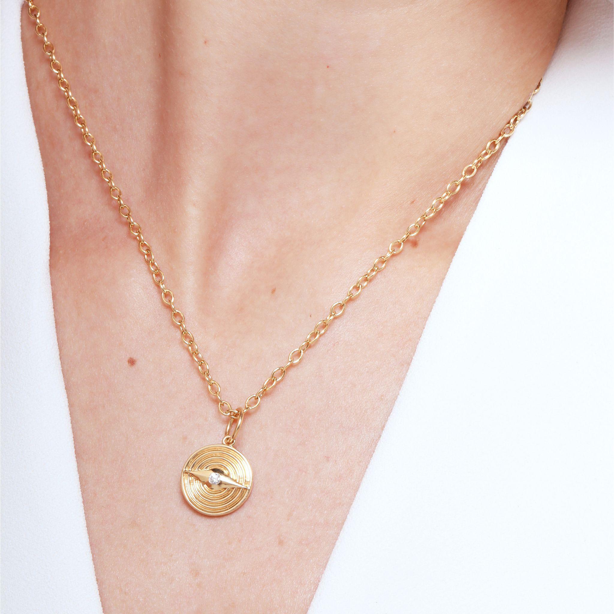 Ciondolo reversibile con smalto a forma di malocchio in oro giallo Syna e diamanti in vendita 1