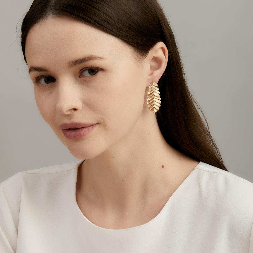 Created in 18 karat yellow gold
Diamonds 1.35 carats approx.
Post backs for pierced ears

Our Chakra Long Necklace is crafted from luxurious 18 karat yellow gold, and adorned with dazzling diamonds totaling 1.35 carats. Exquisite and timeless, this
