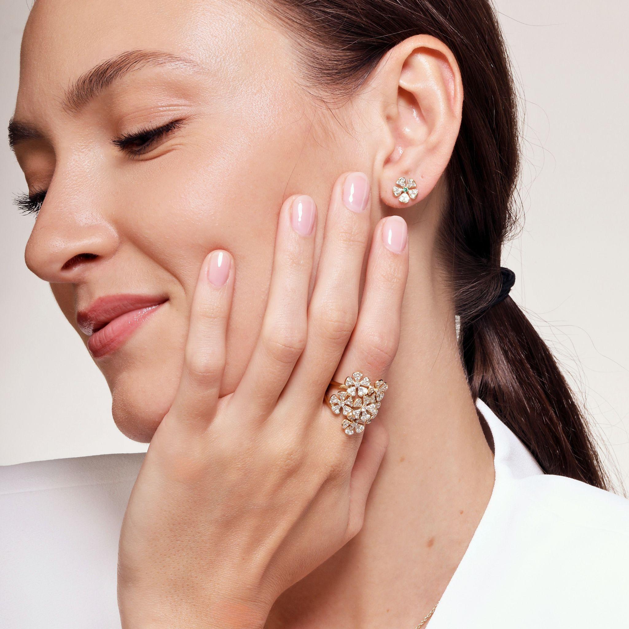 Hergestellt aus 18 Karat Gelbgold
Diamanten ca. 1.50 Karat.
Ringgröße US 7, kann auf Sonderbestellung auch in anderen Ringgrößen hergestellt werden
Limitierte Auflage

Dieser in 18 Karat Gelbgold gefertigte Ring in limitierter Auflage glänzt mit
