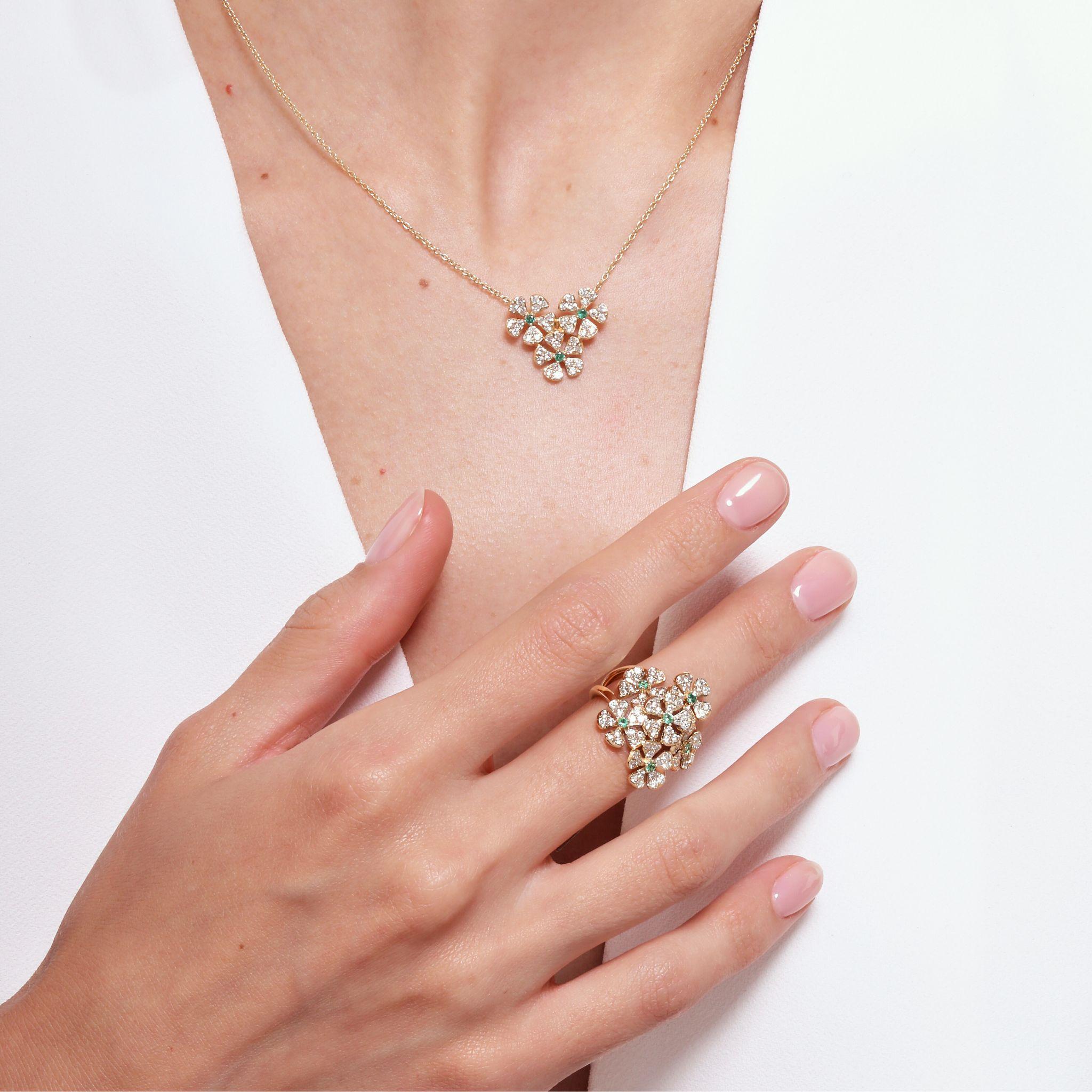 Contemporain Syna, bague boule de fleurs en or jaune avec émeraudes et diamants en vente