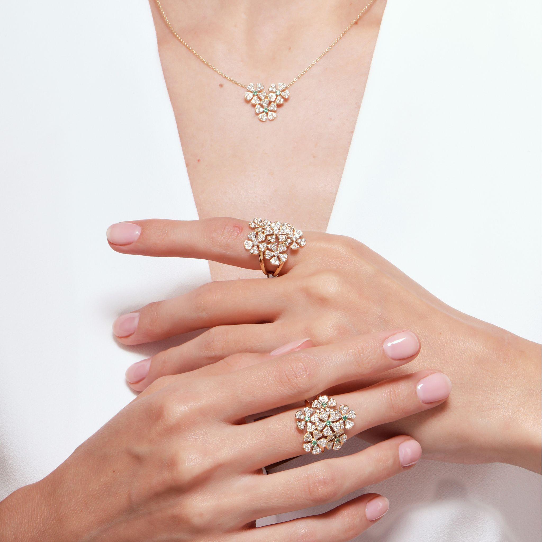Taille ronde Syna, bague boule de fleurs en or jaune avec émeraudes et diamants en vente