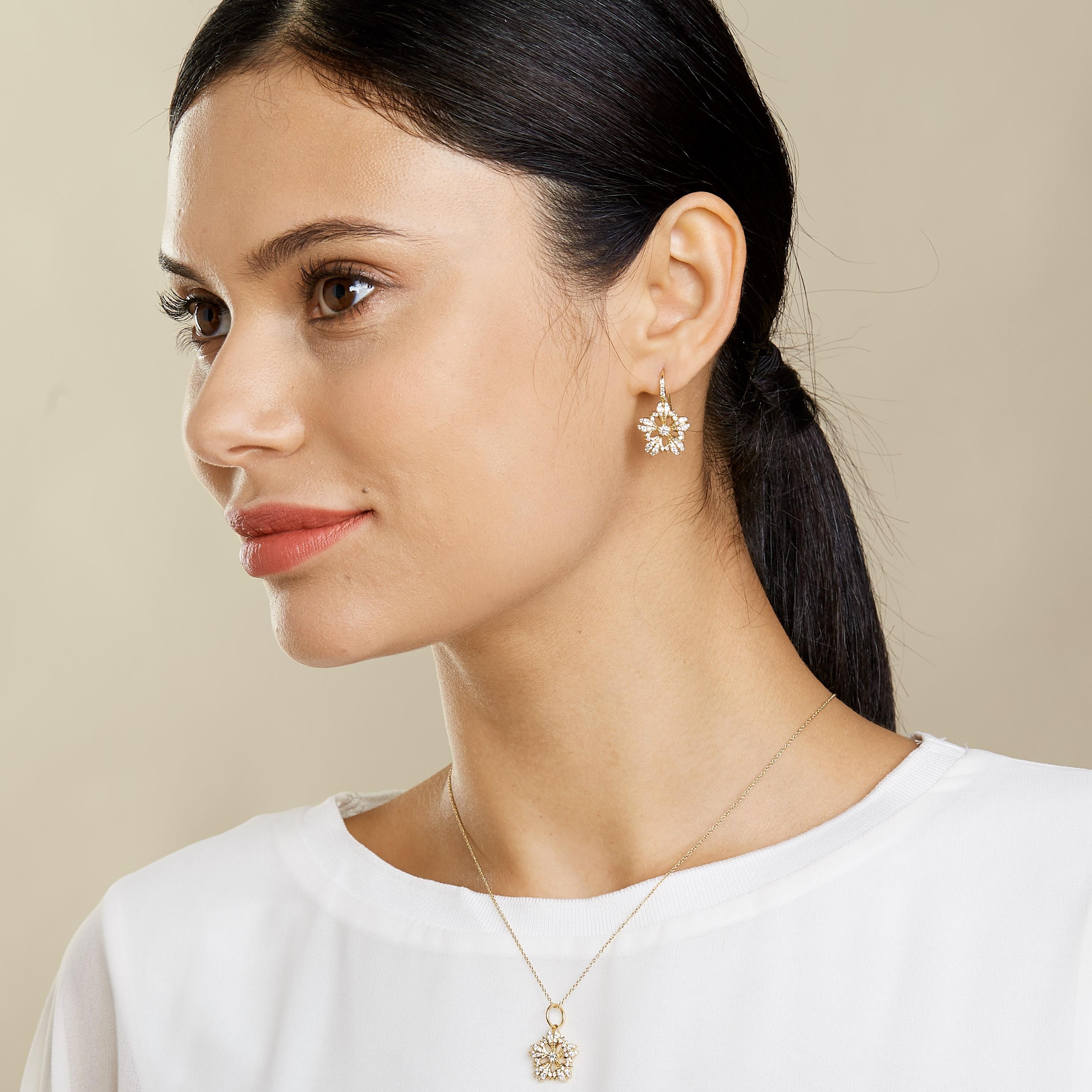 Contemporain Boucles d'oreilles fleur en or jaune Syna avec diamants en vente