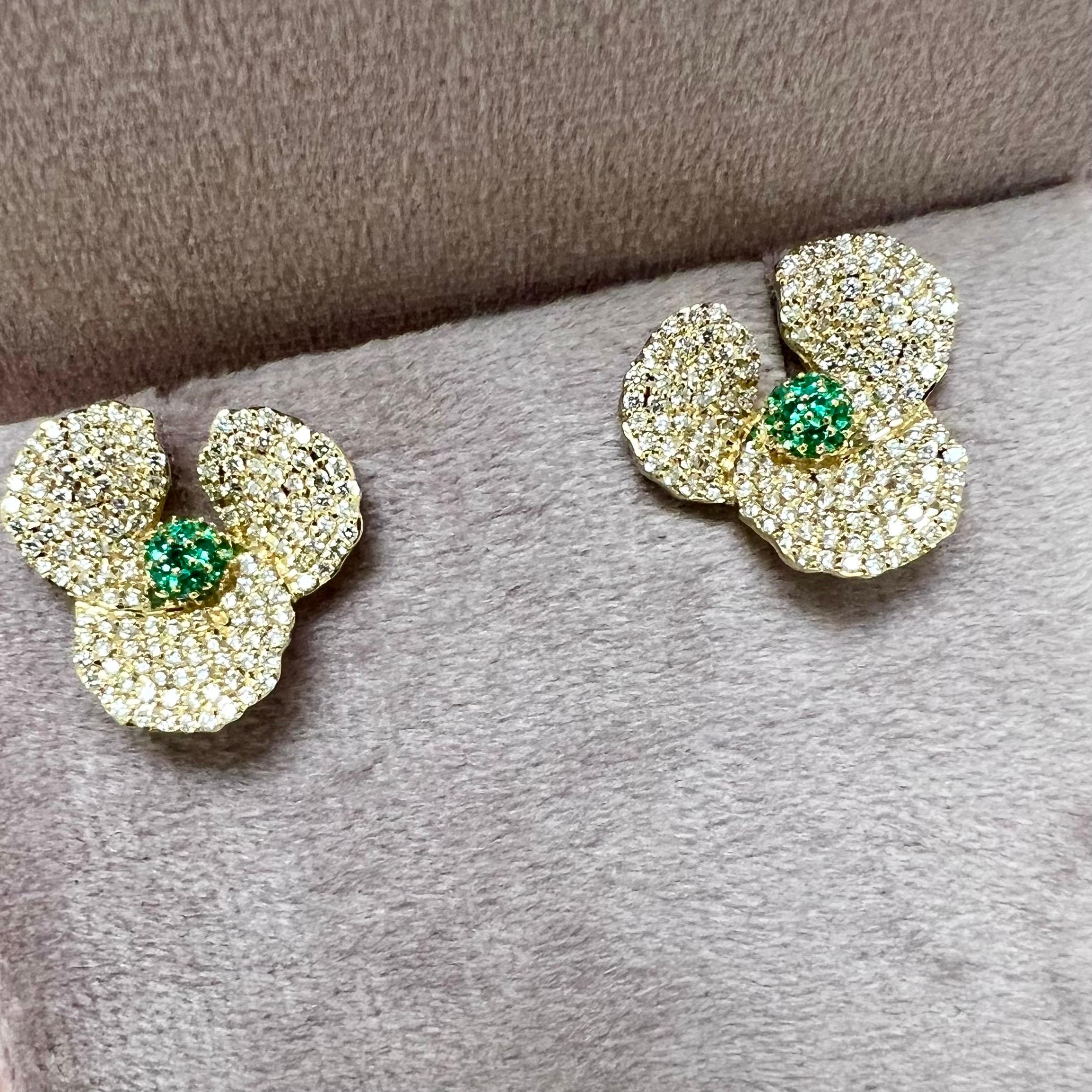 Contemporain Syna Boucles d'oreilles fleurs en or jaune avec émeraudes et diamants en vente