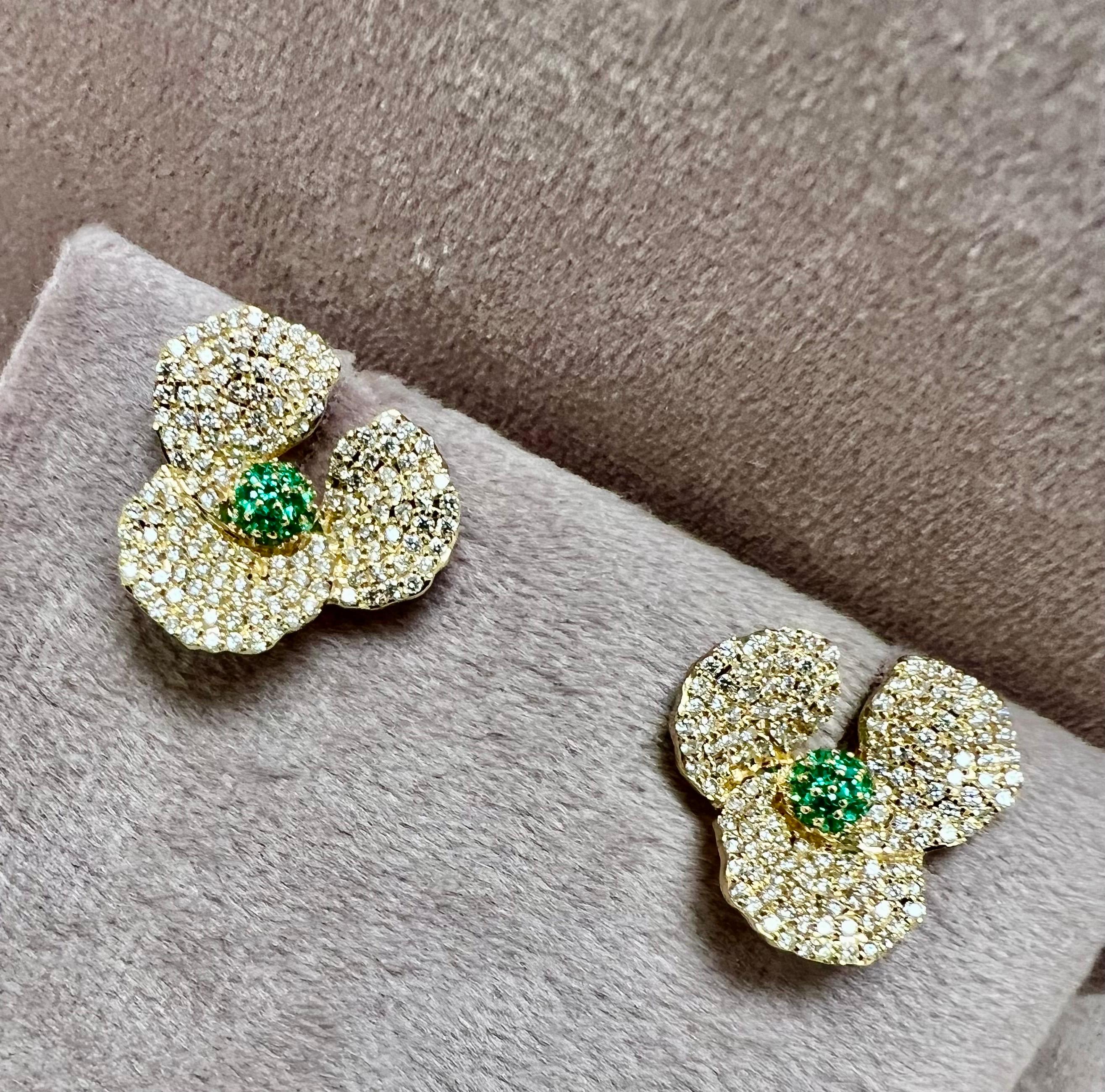 Taille ronde Syna Boucles d'oreilles fleurs en or jaune avec émeraudes et diamants en vente