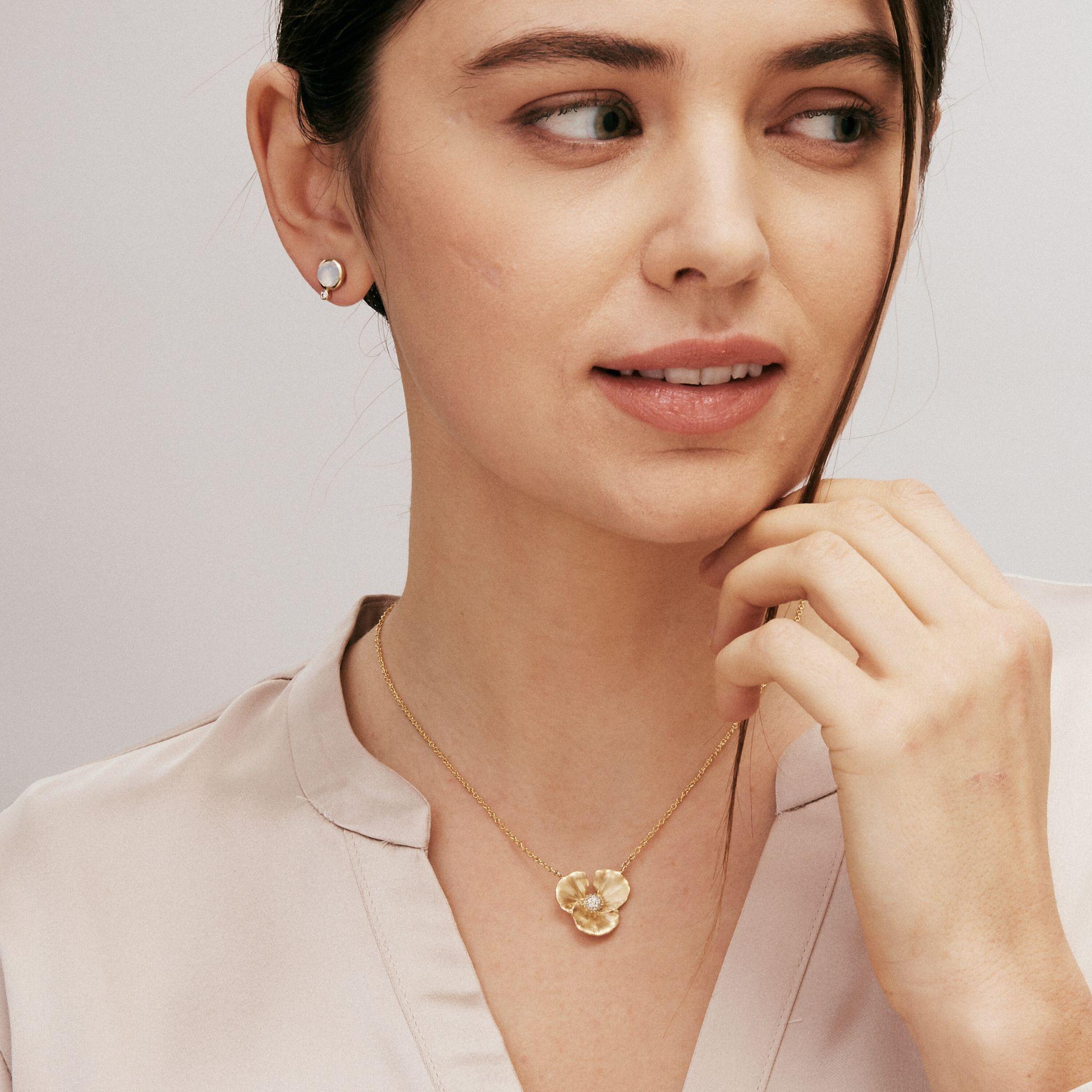 Créé en or jaune 18 carats
Diamants 0,15 carat environ
Chaîne de 18 pouces avec boucles à 16 et 17 pouces
18 kyg lobster lock

Fabriqué en or jaune 18 carats, ce pendentif épée en pierres précieuses Mogul est orné de diamants totalisant 0,15 carats.