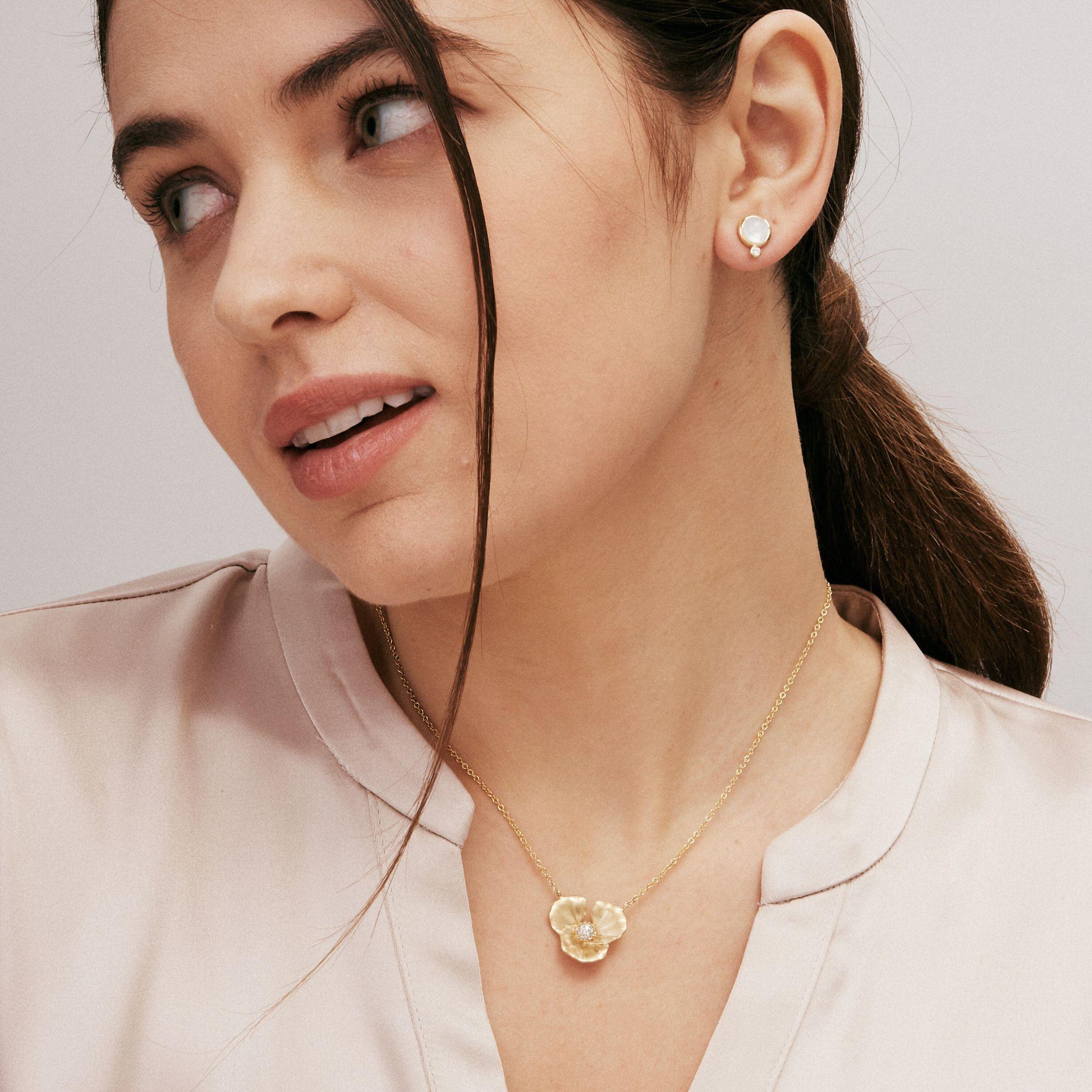 Taille ronde Collier fleur Syna en or jaune avec diamants en vente