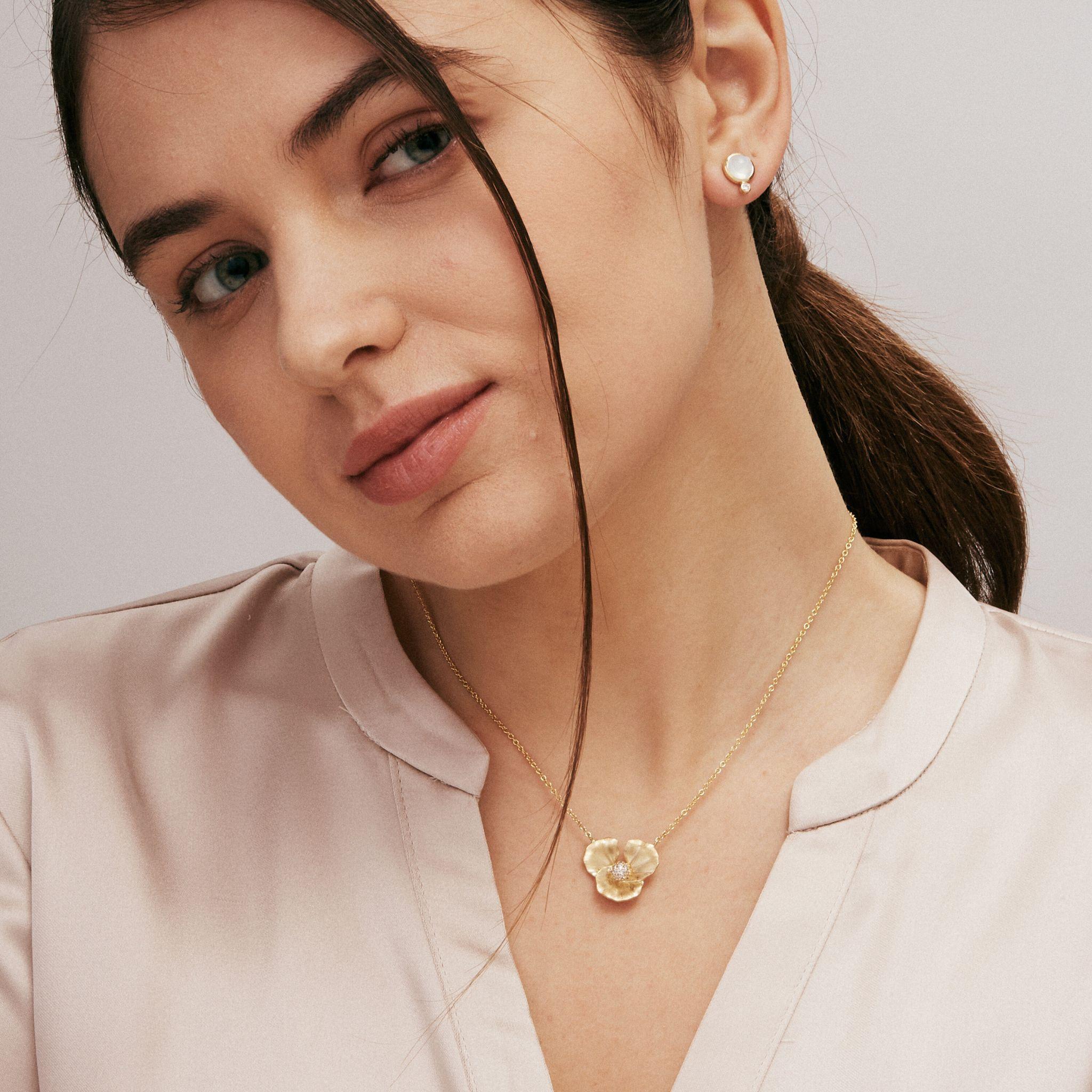 Contemporain Collier fleur Syna en or jaune avec diamants en vente