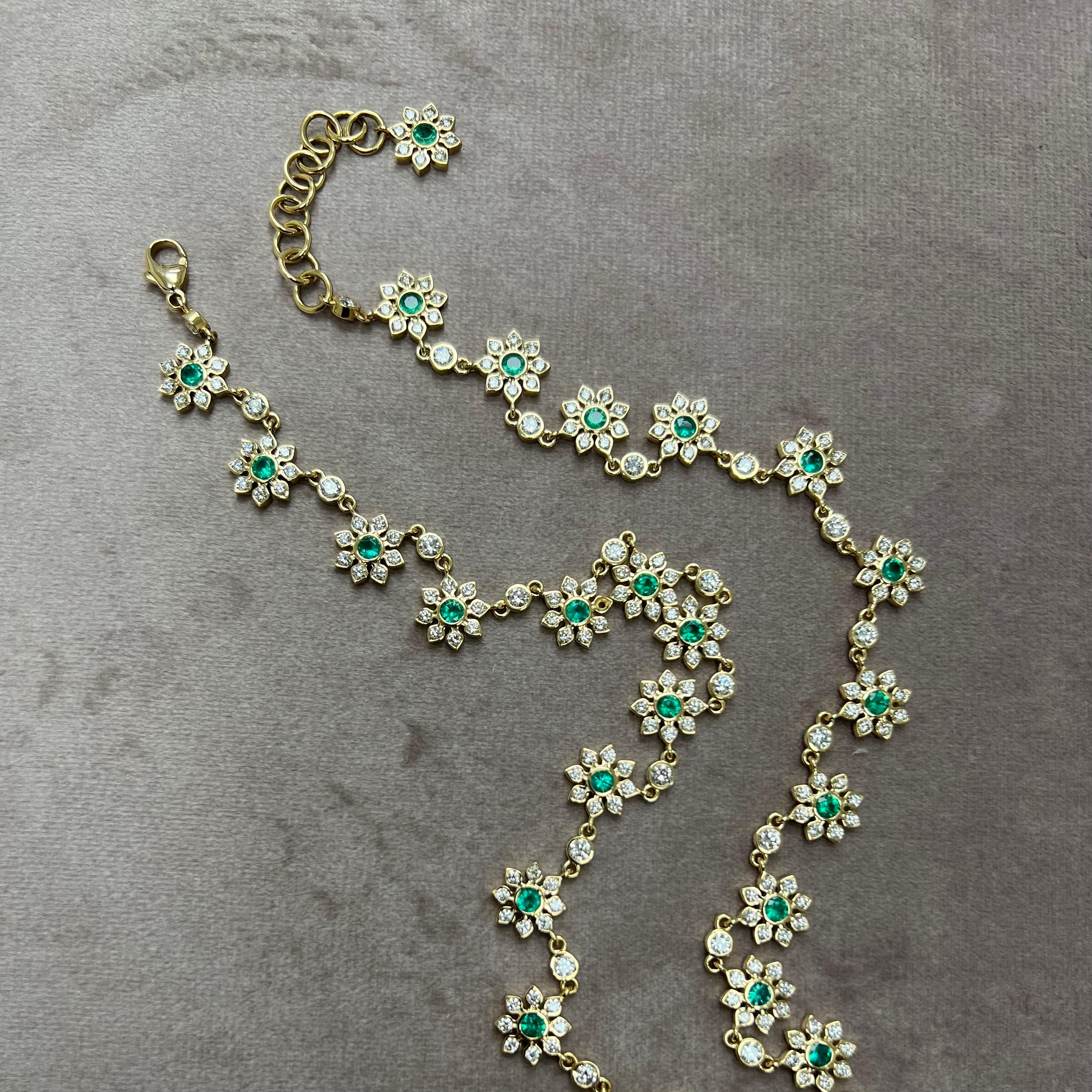 Syna Yellow Gold Flower Necklace with Emeralds and Diamonds In New Condition For Sale In Fort Lee, NJ