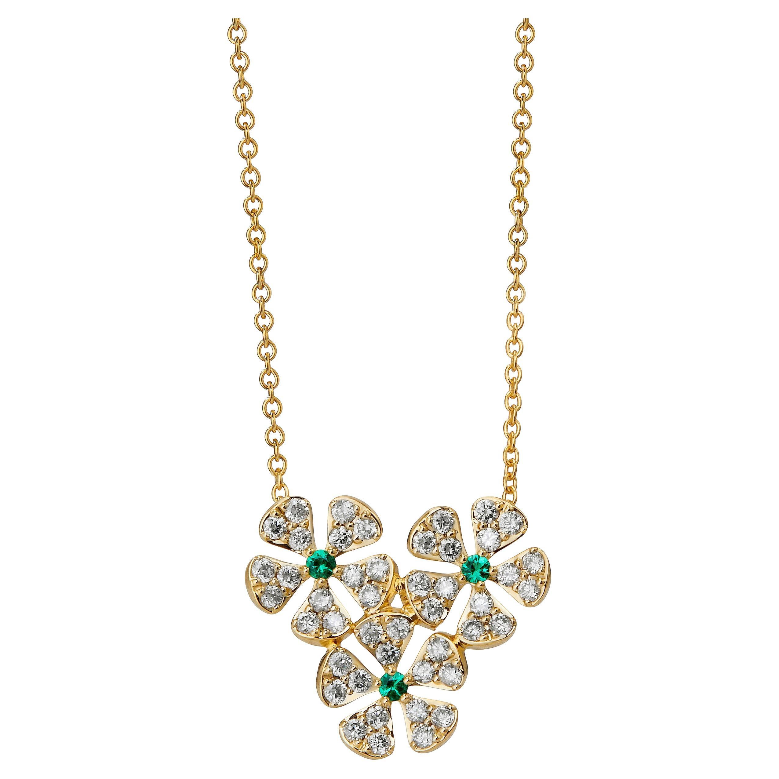 Collier fleur Syna en or jaune avec émeraudes et diamants en vente