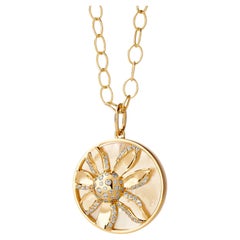 Ciondolo a forma di fiore in oro giallo Syna con madreperla e diamanti champagne