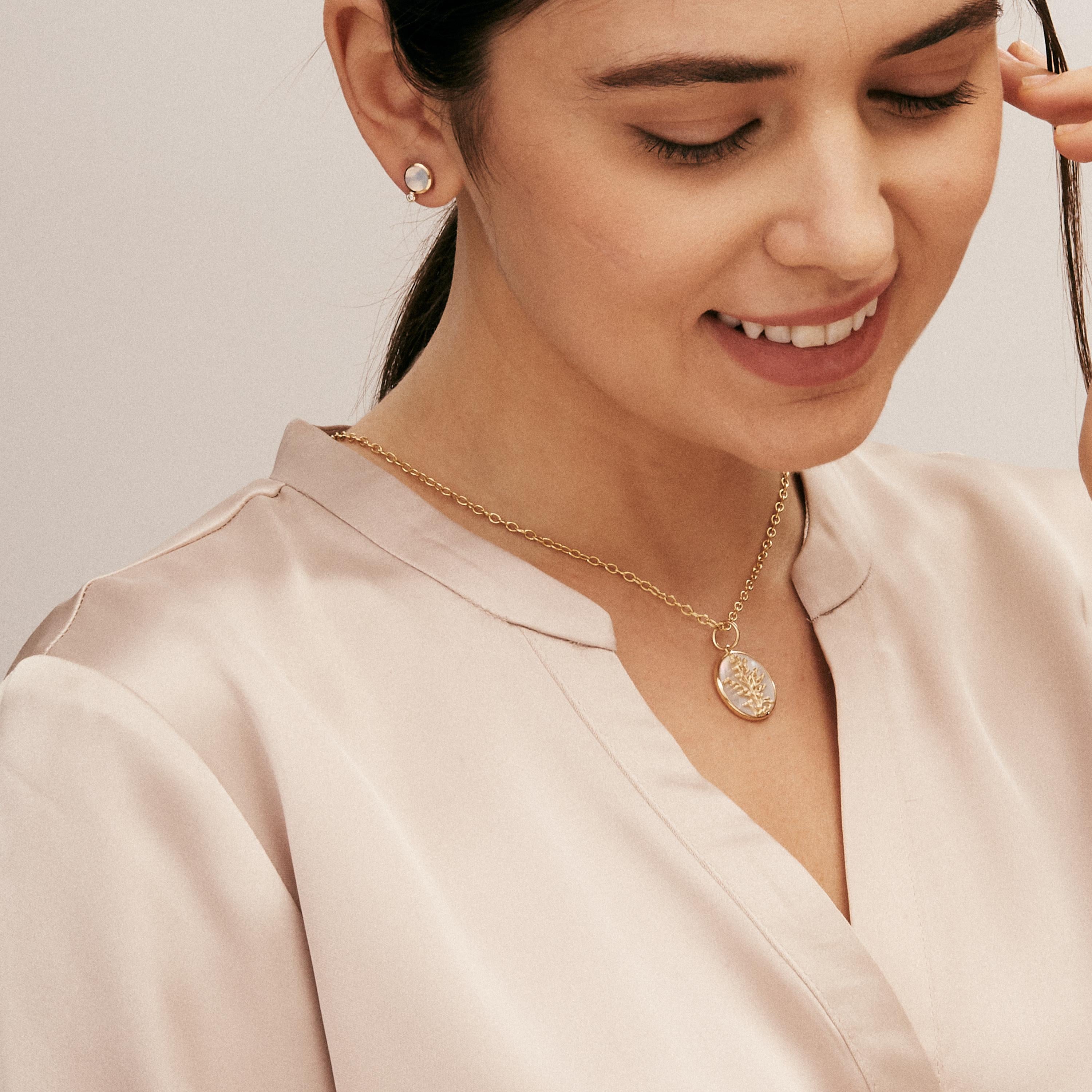 Créé en or jaune 18 carats
Nacre de 4,50 carats environ.
Chaîne vendue séparément 
Edition limitée


À propos des concepteurs ~ Dharmesh & Namrata

S'inspirant de petites choses, Dharmesh & Namrata Kothari ont créé une collection extraordinaire et