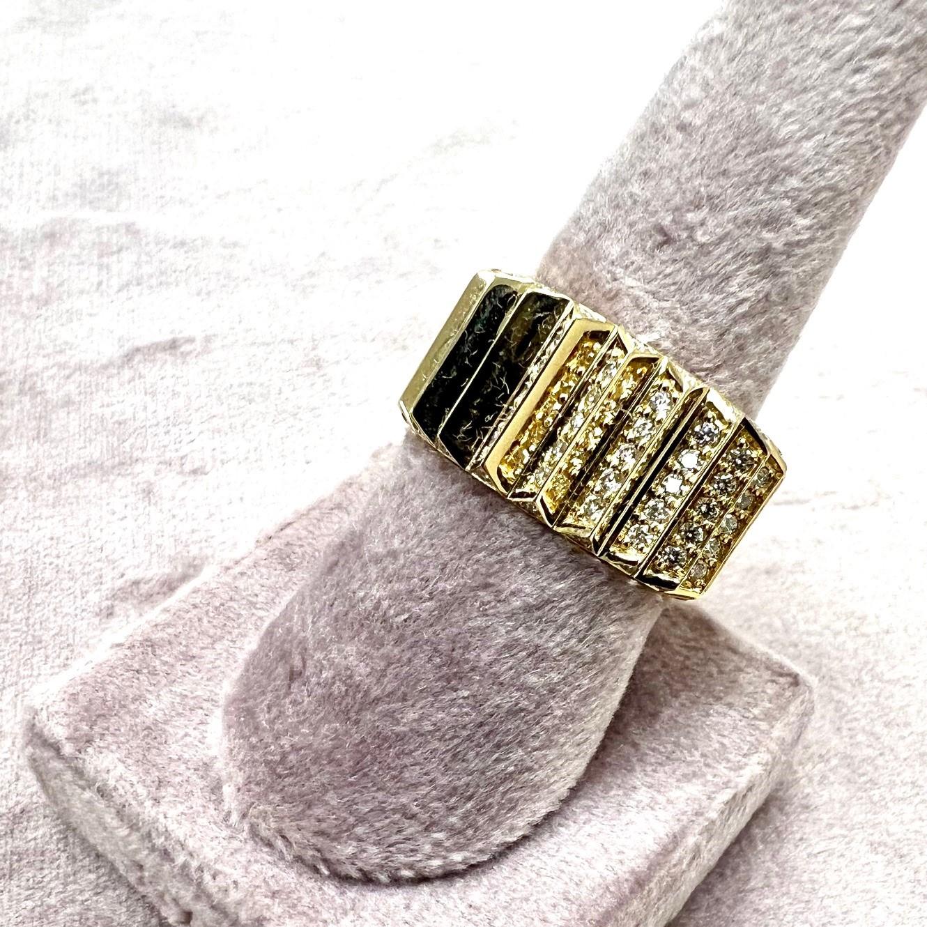 Creato in oro giallo 18 carati
Diamanti 1,15 carati circa.
Anello misura US 7, può essere tagliato

Realizzato con maestria in oro giallo 18 carati, questo anello brilla con 1,15 carati di diamanti, disponibile nella misura US 7 ma può essere