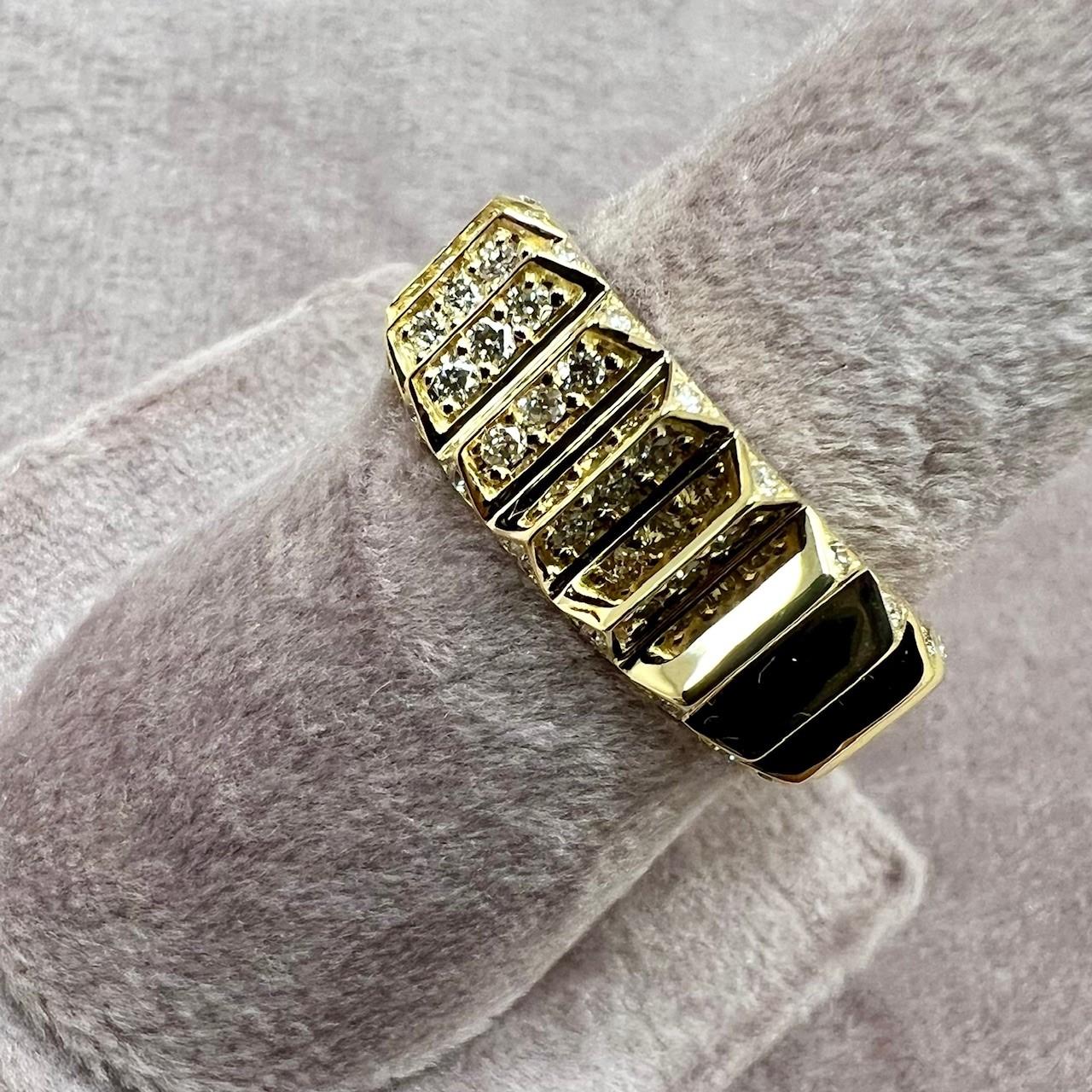 Creado en oro amarillo de 18 quilates
Diamantes de 0.80 quilates aprox.
Anillo talla US 7, se puede ajustar

Elaborado con maestría en oro amarillo de 18 quilates, este anillo resplandece con 0,80 quilates de diamantes, disponible en talla US 7,