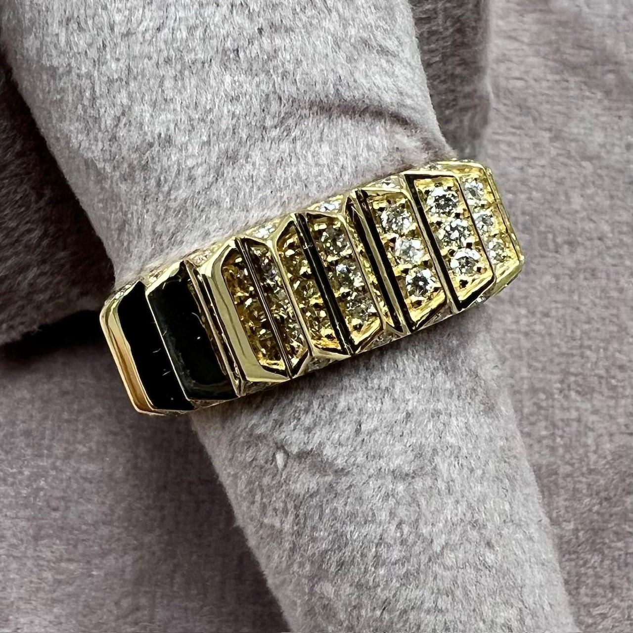 Anillo Geométrico de Oro Amarillo Syna con Diamantes Corte redondo en venta