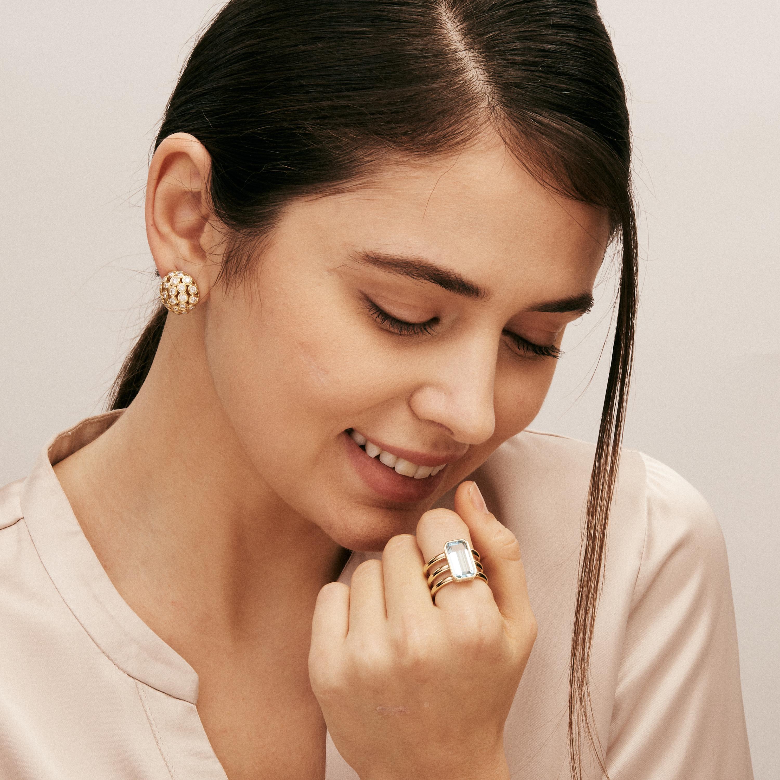 Taille mixte Syna Bague en or jaune avec topaze géométrique bleue et diamants en vente