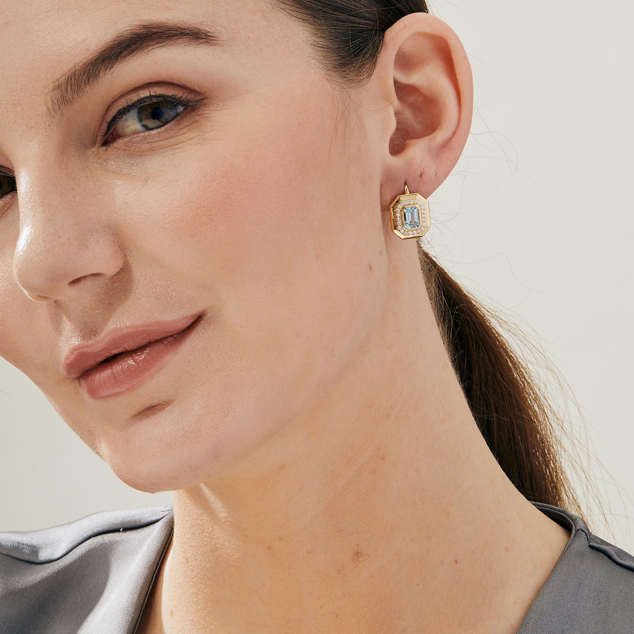 Syna Geometrische Ohrringe aus Gelbgold mit blauem Topas und Diamanten (Zeitgenössisch) im Angebot