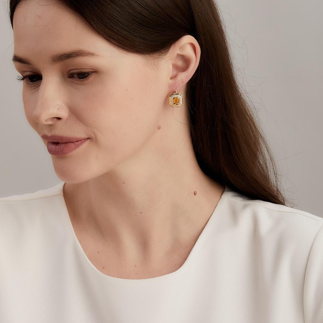 Created in 18 karat yellow gold
Citrine 2 carats approx.
Diamonds 0.45 carat approx.
French wire for pierced ears
Limited edition


Gracefully crafted from 18 karat yellow gold, these limited-edition earrings boast a dazzling Citrine  centerstone of