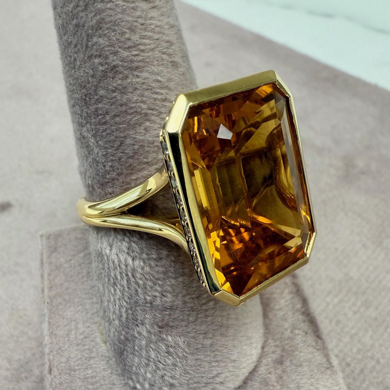 Creato in oro giallo 18 carati
Citrino 19 carati circa.
Diamanti 0.60 carati circa.
Anello misura US 7, può essere tagliato
Edizione limitata

Informazioni sui designer ~ Dharmesh & Namrata

Traendo ispirazione dalle piccole cose, Dharmesh & Namrata