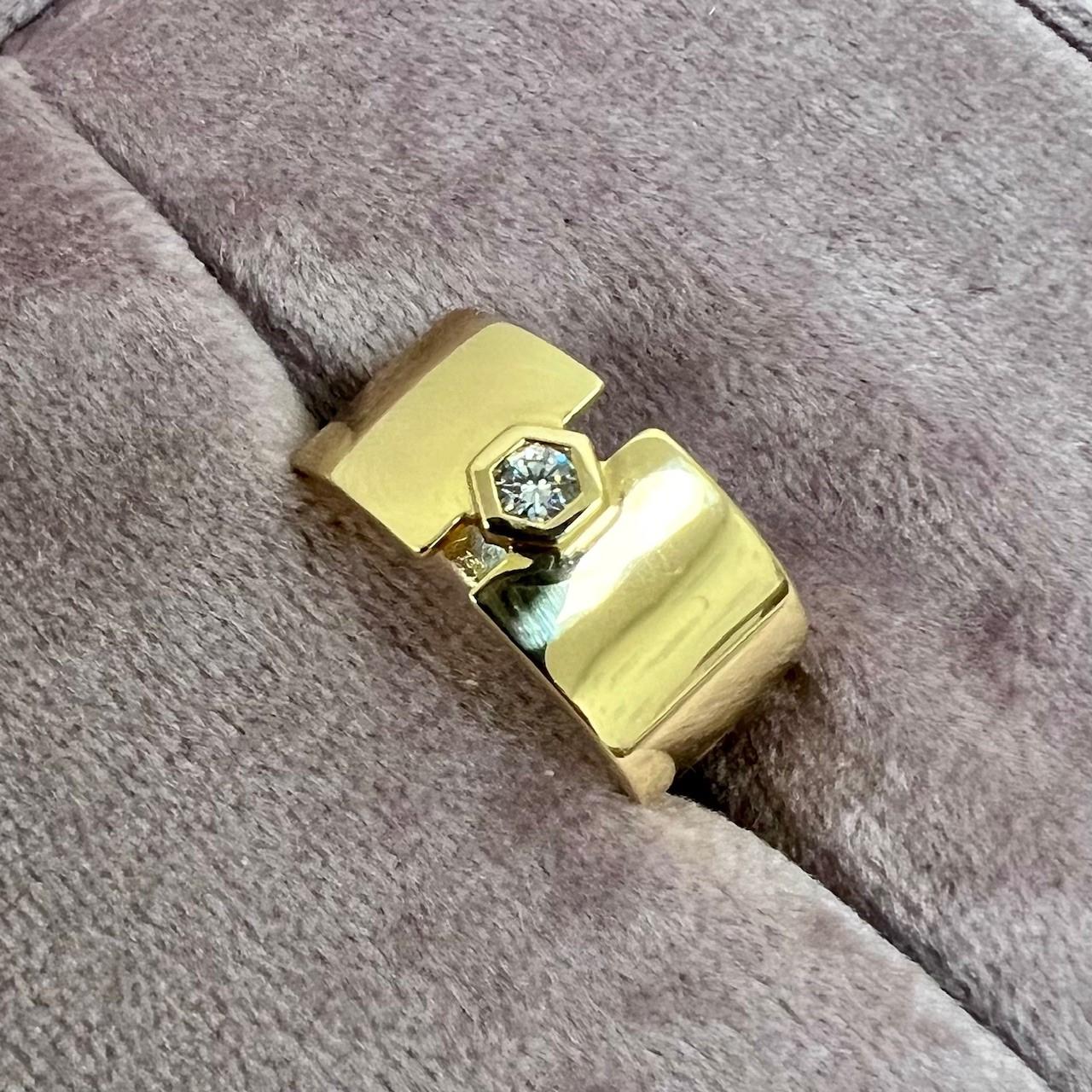 Hergestellt aus 18 Karat Gelbgold
Diamant ca. 0,30 Karat.
Ringgröße US 7, kann nach Wunsch angepasst werden
Limitierte Auflage

Dieser Ring aus 18-karätigem Gelbgold ist in limitierter Auflage hergestellt und präsentiert sich mit  Diamanten von etwa