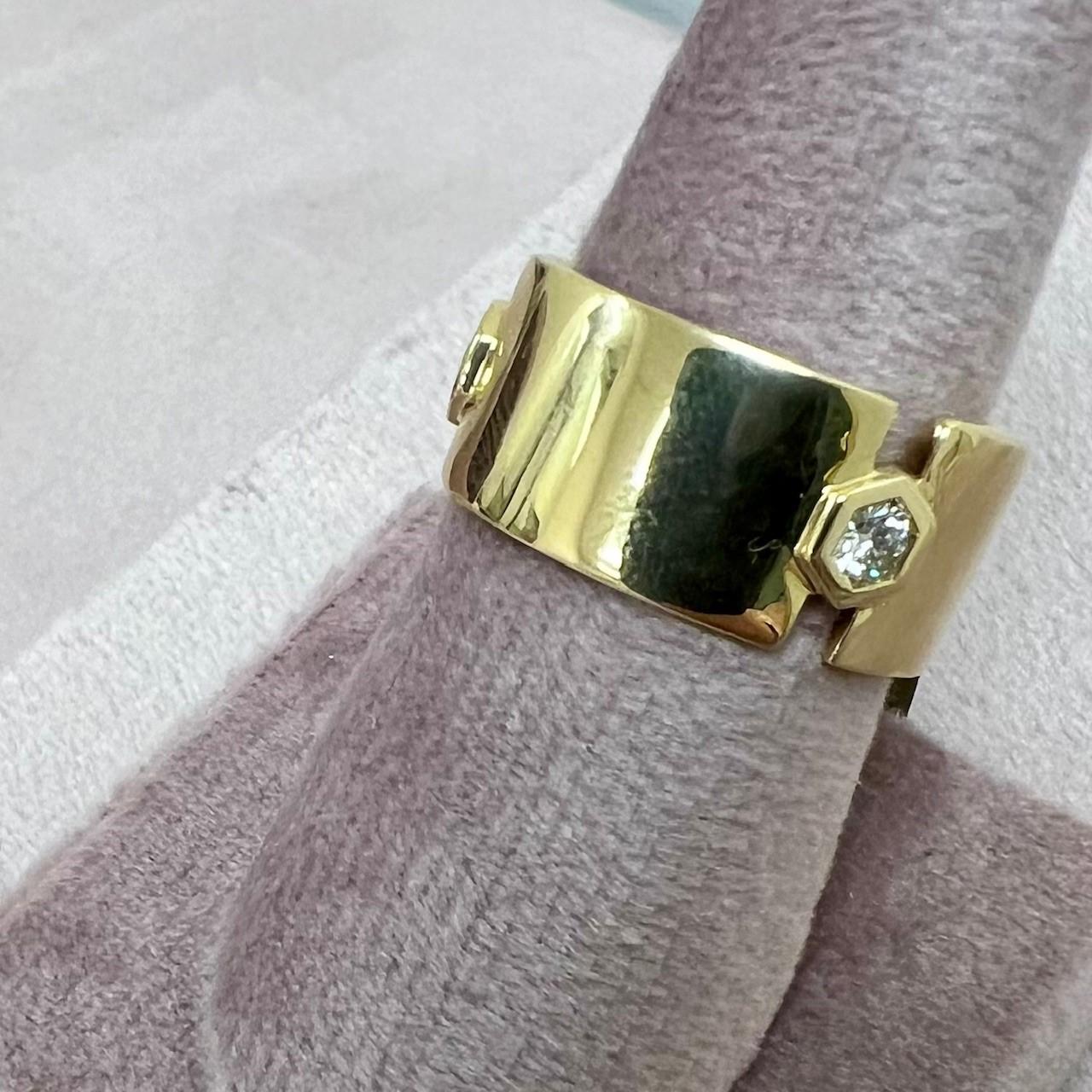 Syna Geometrischer Ring aus Gelbgold mit Diamanten (Gemischter Schliff) im Angebot