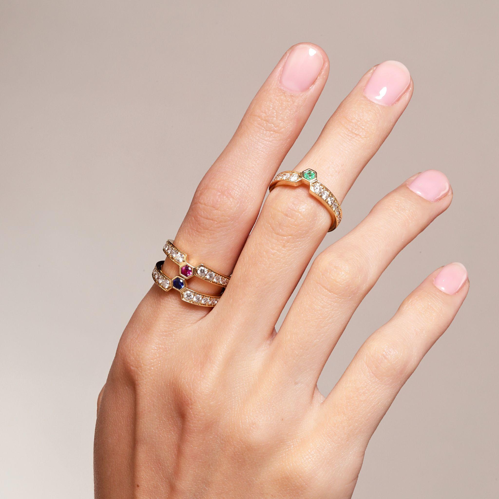 Syna Geometrischer Ring aus Gelbgold mit Smaragd und Diamanten im Zustand „Neu“ im Angebot in Fort Lee, NJ