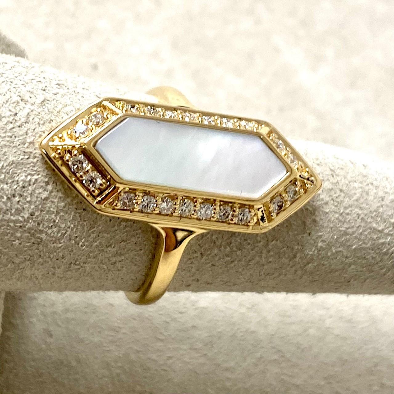 Geometrischer Syna-Ring aus Gelbgold mit Perlmutt und Champagner-Diamanten (Zeitgenössisch) im Angebot