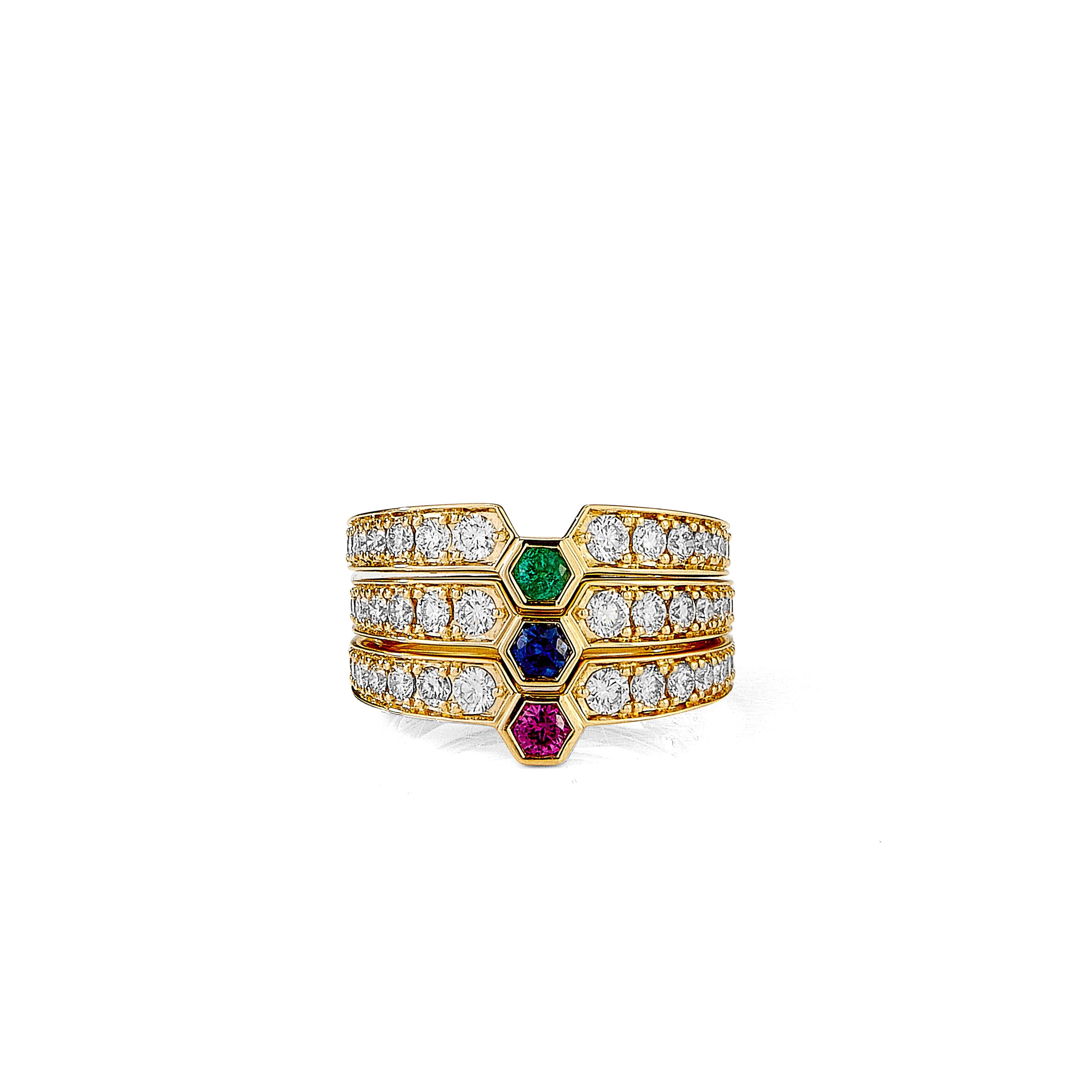Creato in oro giallo 18 carati
Rubino 0,10 carati circa.
Diamanti 0.50 carati circa.
Anello misura US 7, può essere ridimensionato

Realizzato in oro giallo 18 carati con un rubino di circa 0,10 carati e diamanti per un totale di circa 0,50 carati,