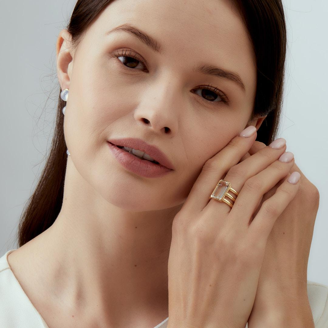 Creado en oro amarillo de 18 quilates
Cristal de roca de 5 quilates aprox.
Diamantes 0,25 quilates aprox.
Anillo talla US 7, se puede ajustar
Edición limitada

Elaborado en oro amarillo de 18 quilates y envolviendo un cristal de roca de 5 quilates,