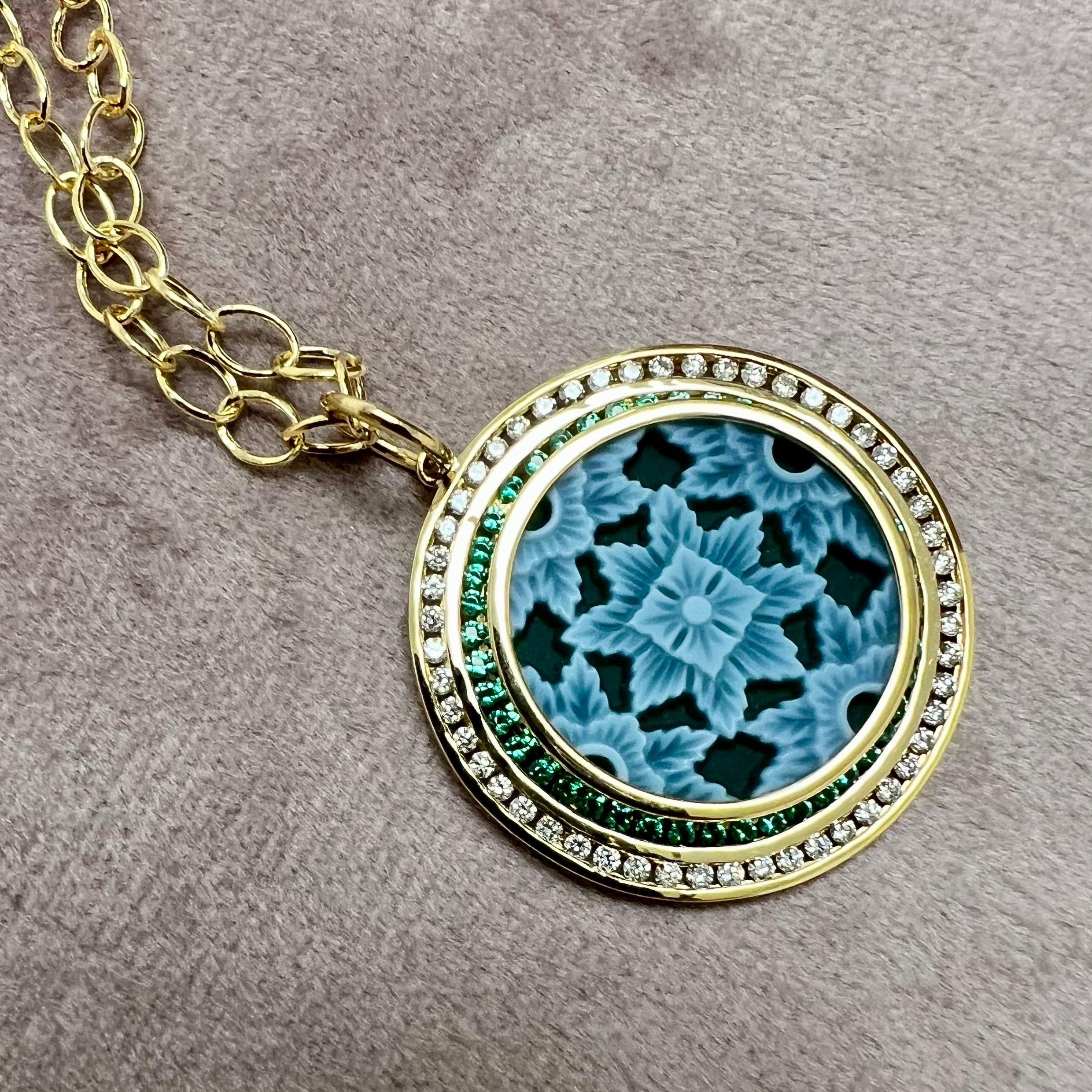Syna Kamee-Anhänger aus Gelbgold mit grünem Achat und Smaragden und Diamanten (Zeitgenössisch)