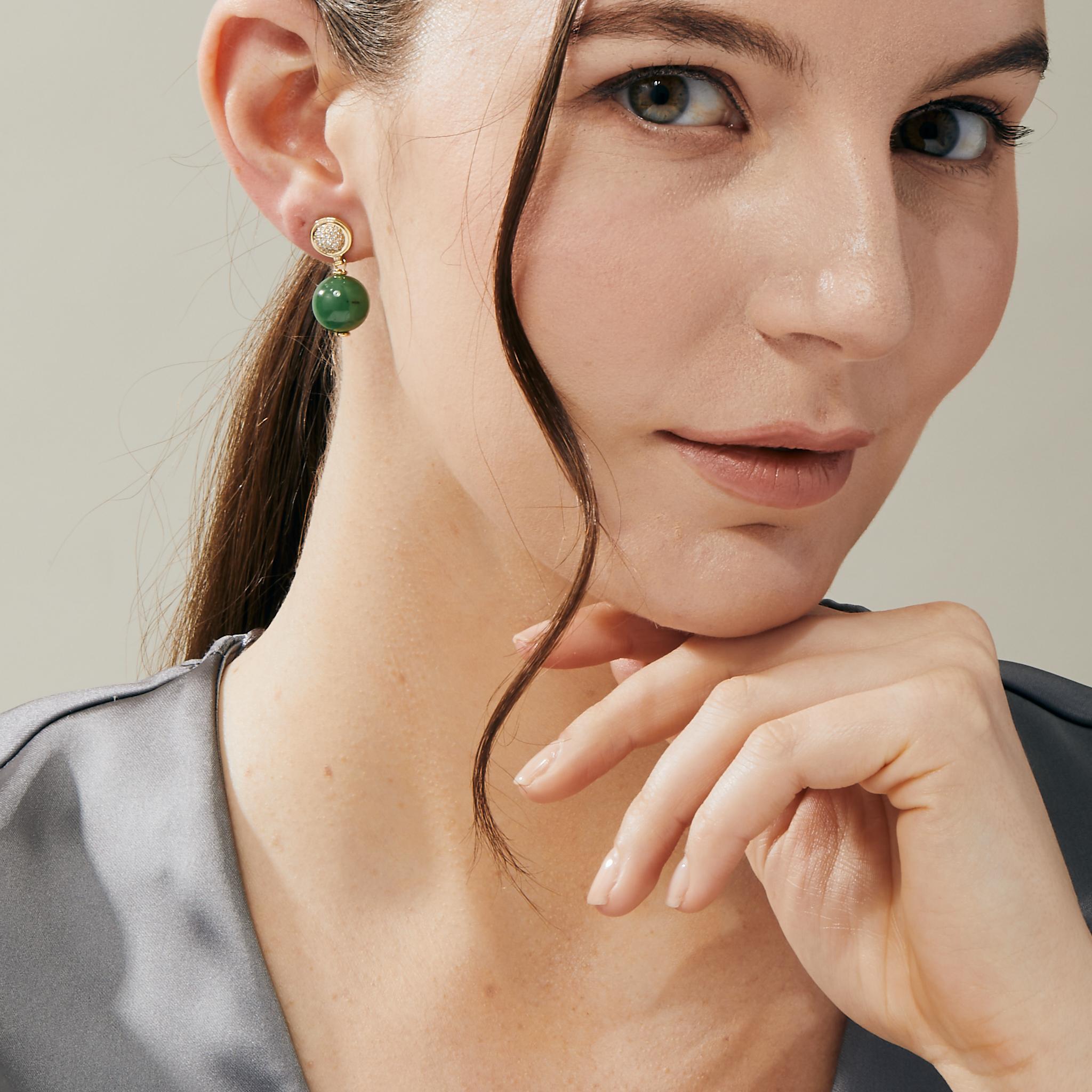 Syna-Ohrringe aus Gelbgold aus grüner Jade mit Diamanten (Zeitgenössisch) im Angebot
