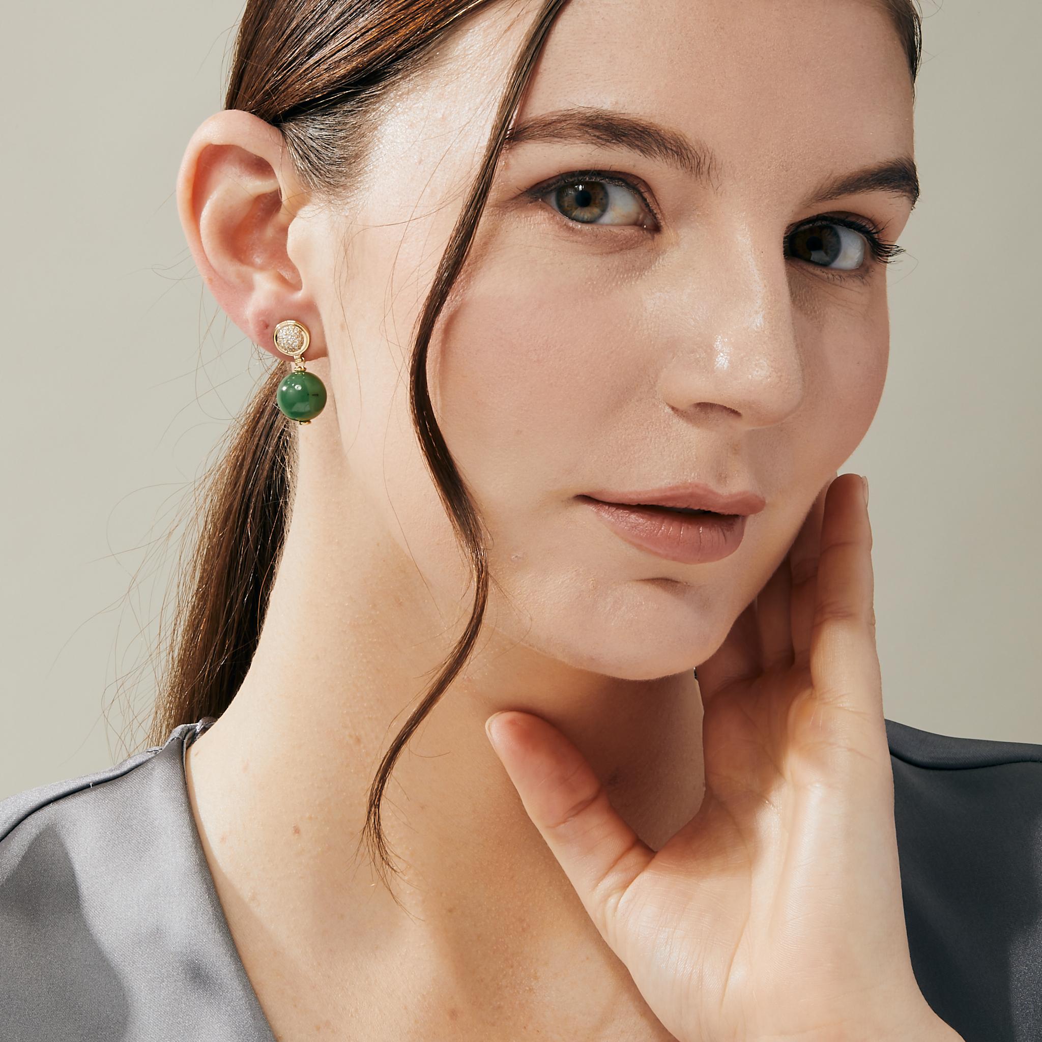 Syna-Ohrringe aus Gelbgold aus grüner Jade mit Diamanten (Perle) im Angebot