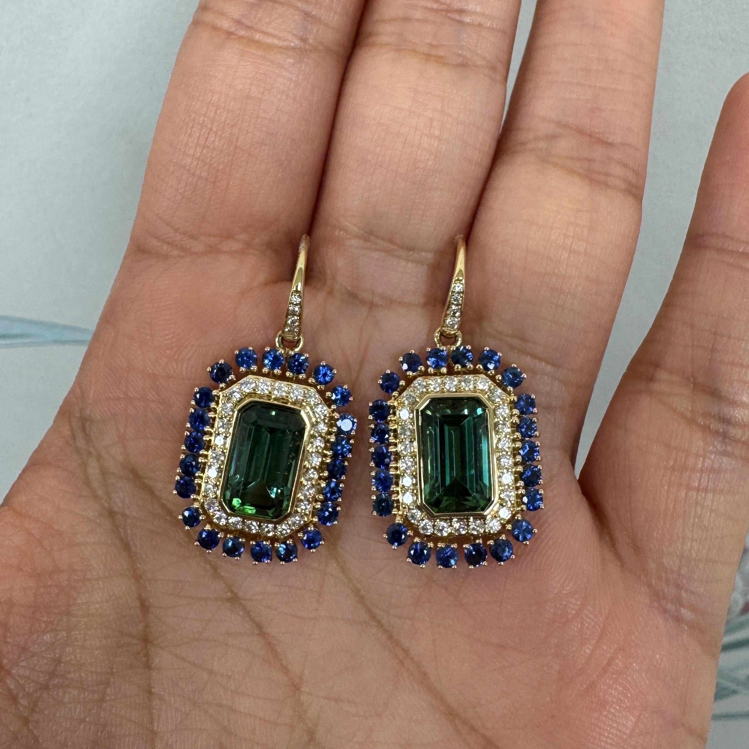 Oro giallo 18 carati
Tormalina verde 5.70 carati circa.
Zaffiro blu 1,80 carati circa.
Diamanti 0,55 carati circa.
Filo francese per orecchie forate
Edizione limitata

Informazioni sui designer ~ Dharmesh & Namrata

Traendo ispirazione dalle piccole