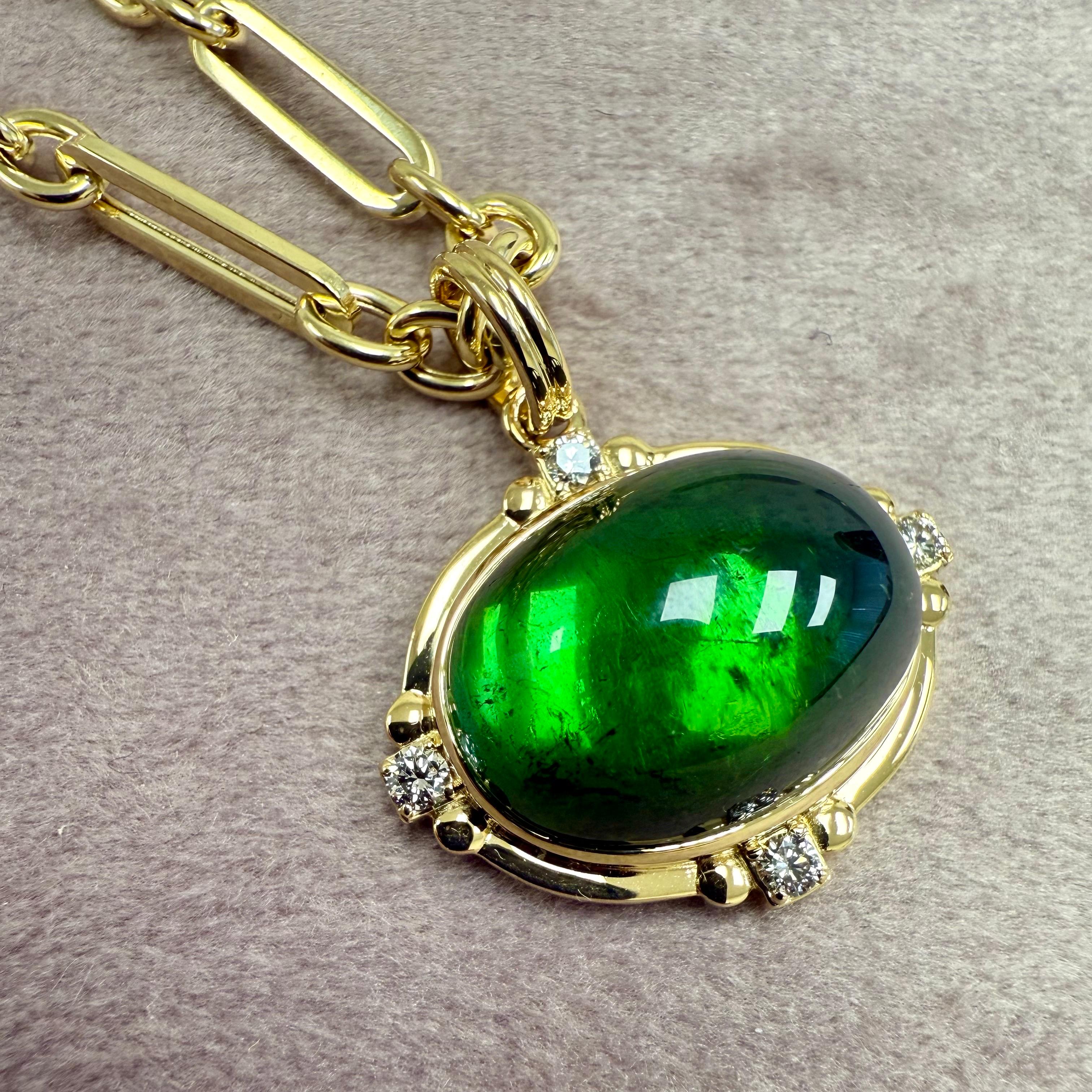 Créé en or jaune 18 carats
Tourmaline verte 16 carats approx.
Diamants 0,15 carat environ
Chaîne vendue séparément




 À propos des concepteurs ~ Dharmesh & Namrata

S'inspirant de petites choses, Jewell et Namrata Kothari ont créé une collection